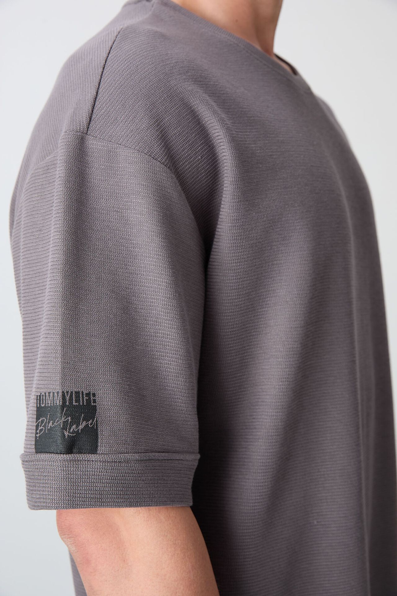TOMMY Men's Oversized Crew Neck T-Shirt With Patch 3