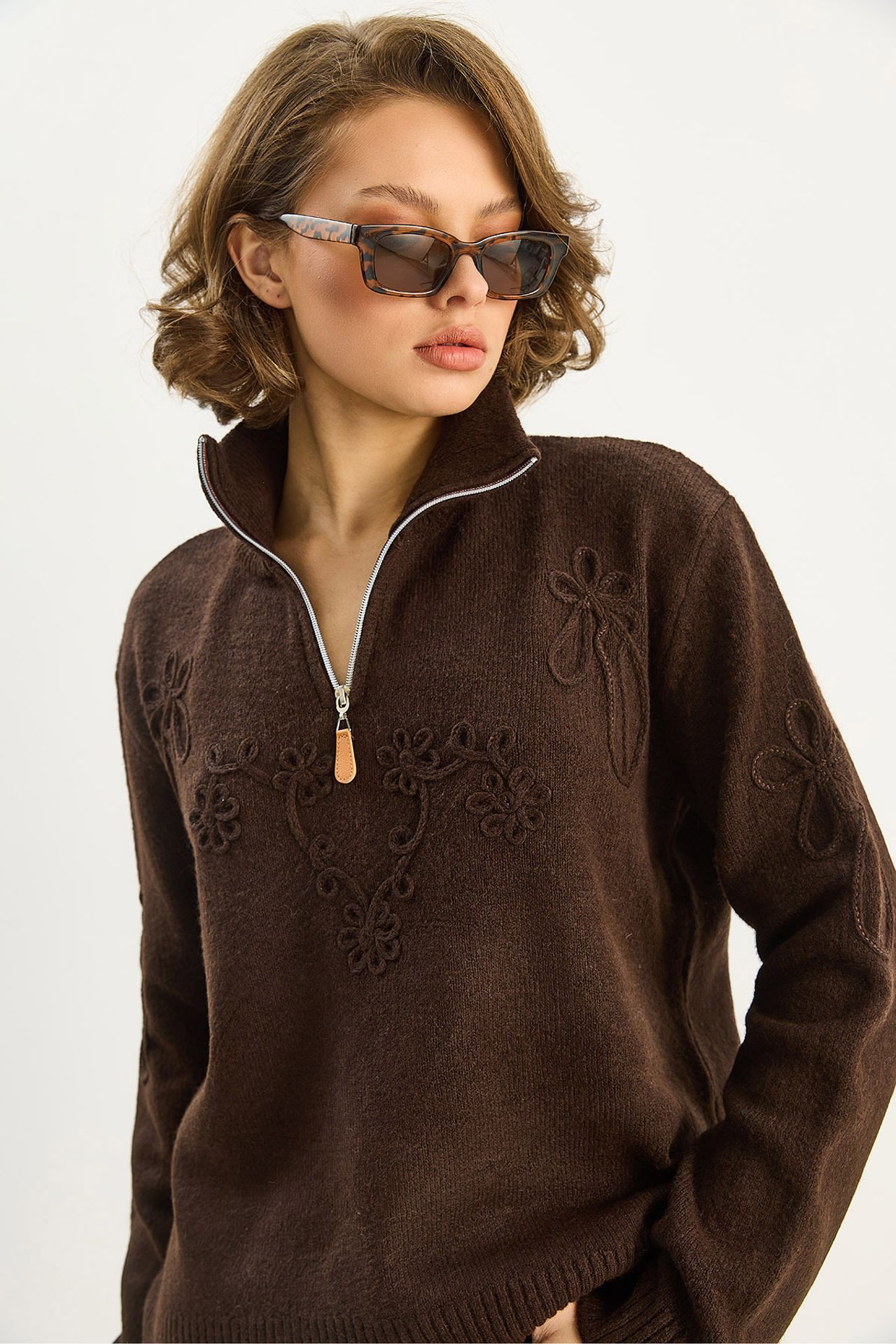 LUCCI Embroidery Detailed Zipped Collar Knit Sweater 5