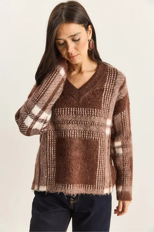 LUCCI Plaid V-Neck Long Sleeve Knit Sweater