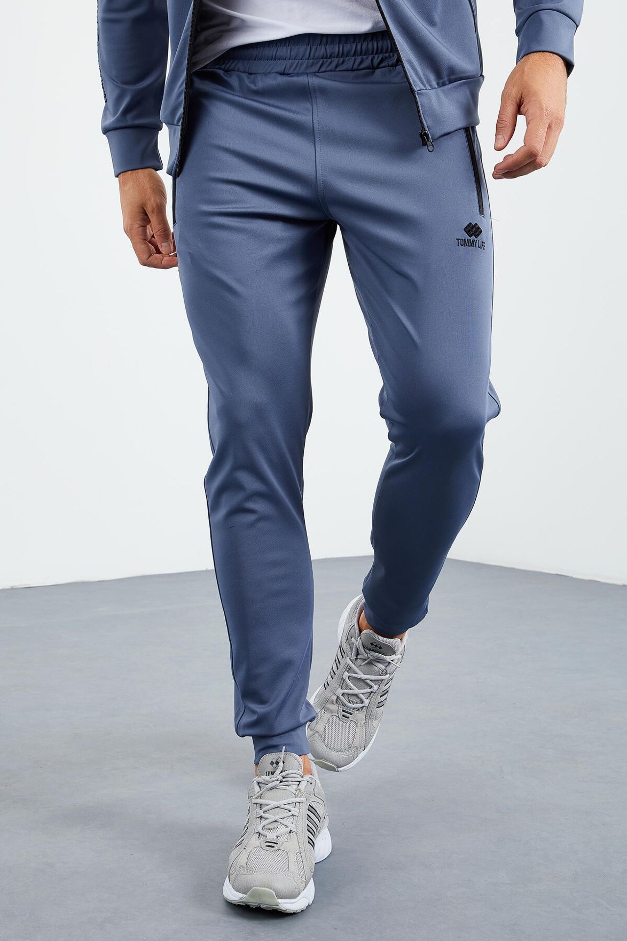 TOMMY Men's Scuba Knit Sweatshirt And Pants Set 2