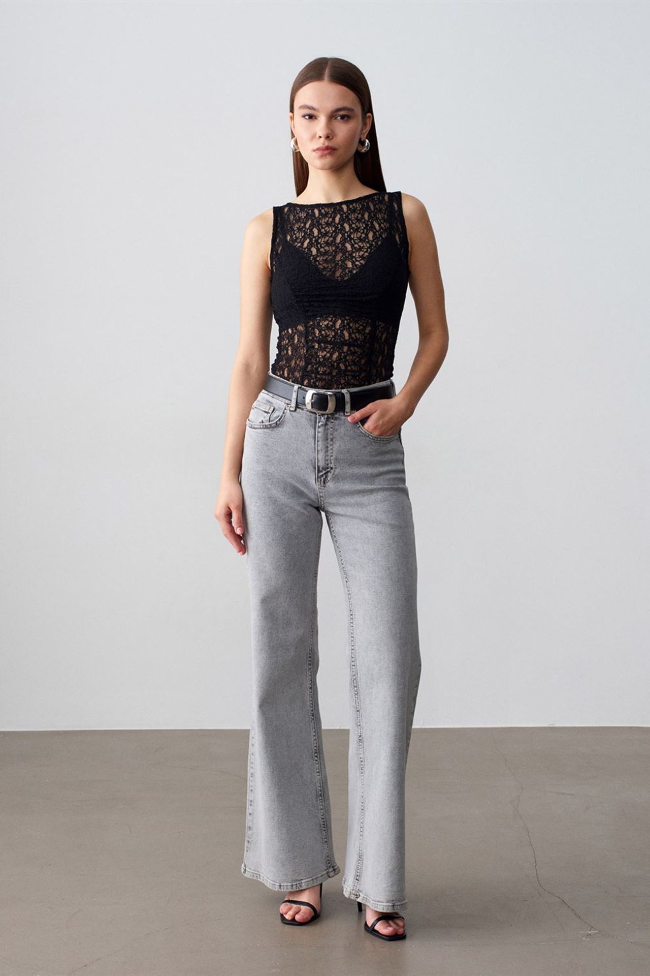 DILVIN Fitted Lace Sleeveless Blouse 4