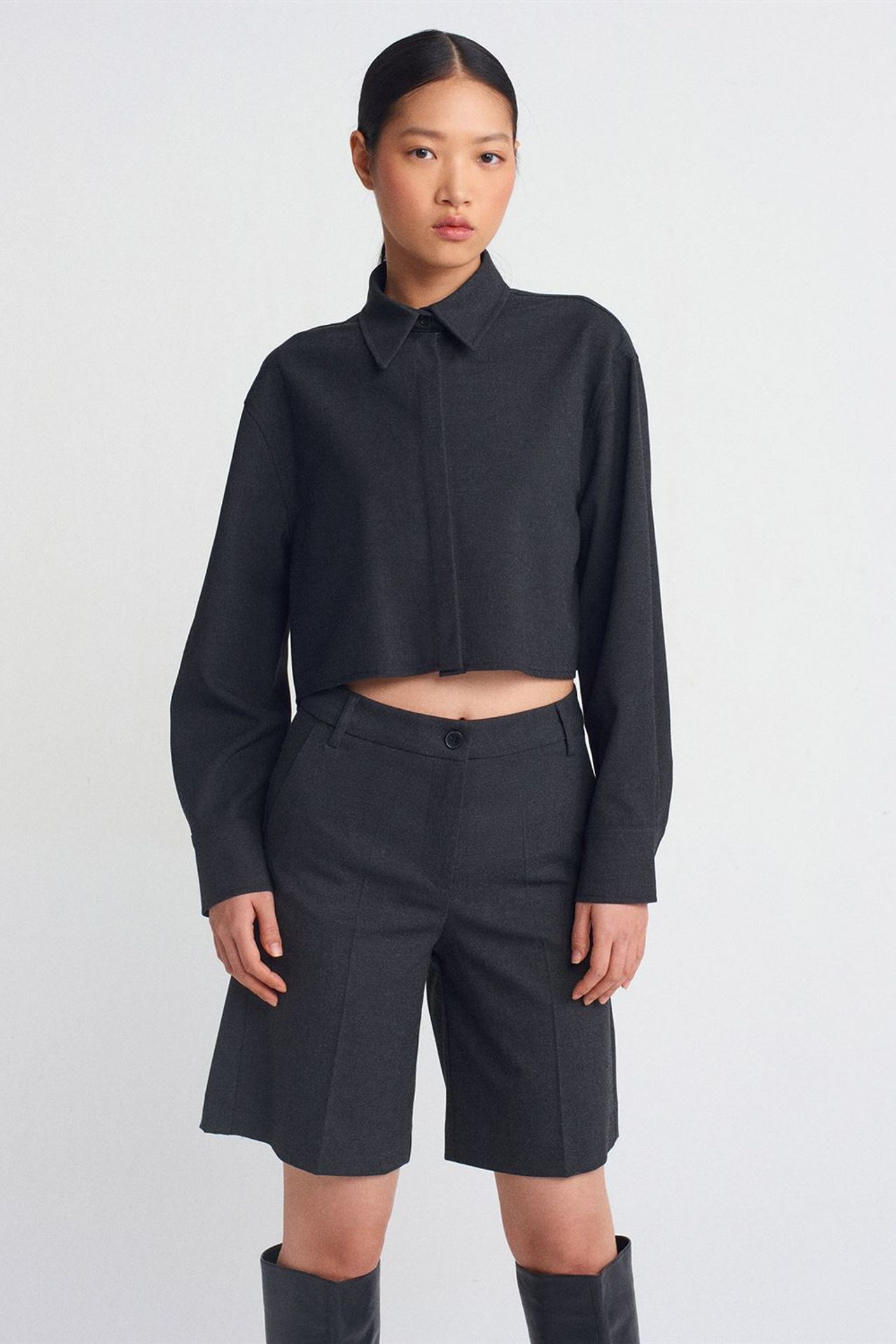 DILVIN Women's Cropped Loose-Fit Button Shirt 1