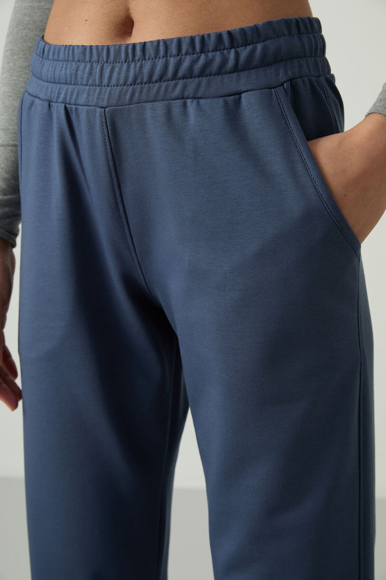 TOMMY Women’s Straight-Leg Fleece Sweatpants 3