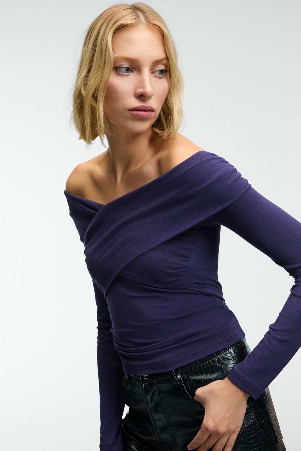 ETHIQUET Asymmetrical One-Shoulder Long Sleeve Blouse 4