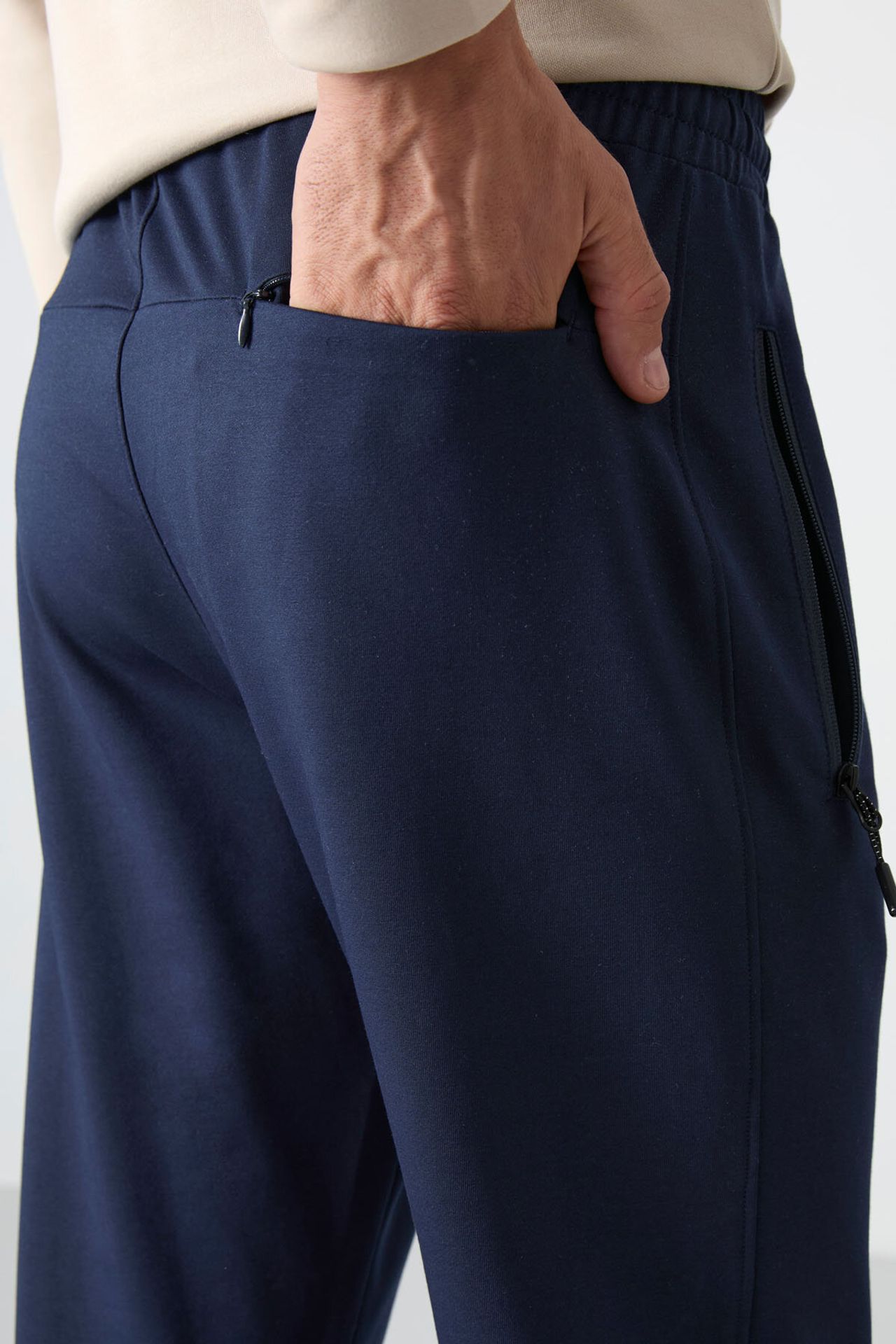 TOMMY Men's Regular Fit Straight-Leg Sweatpants 6