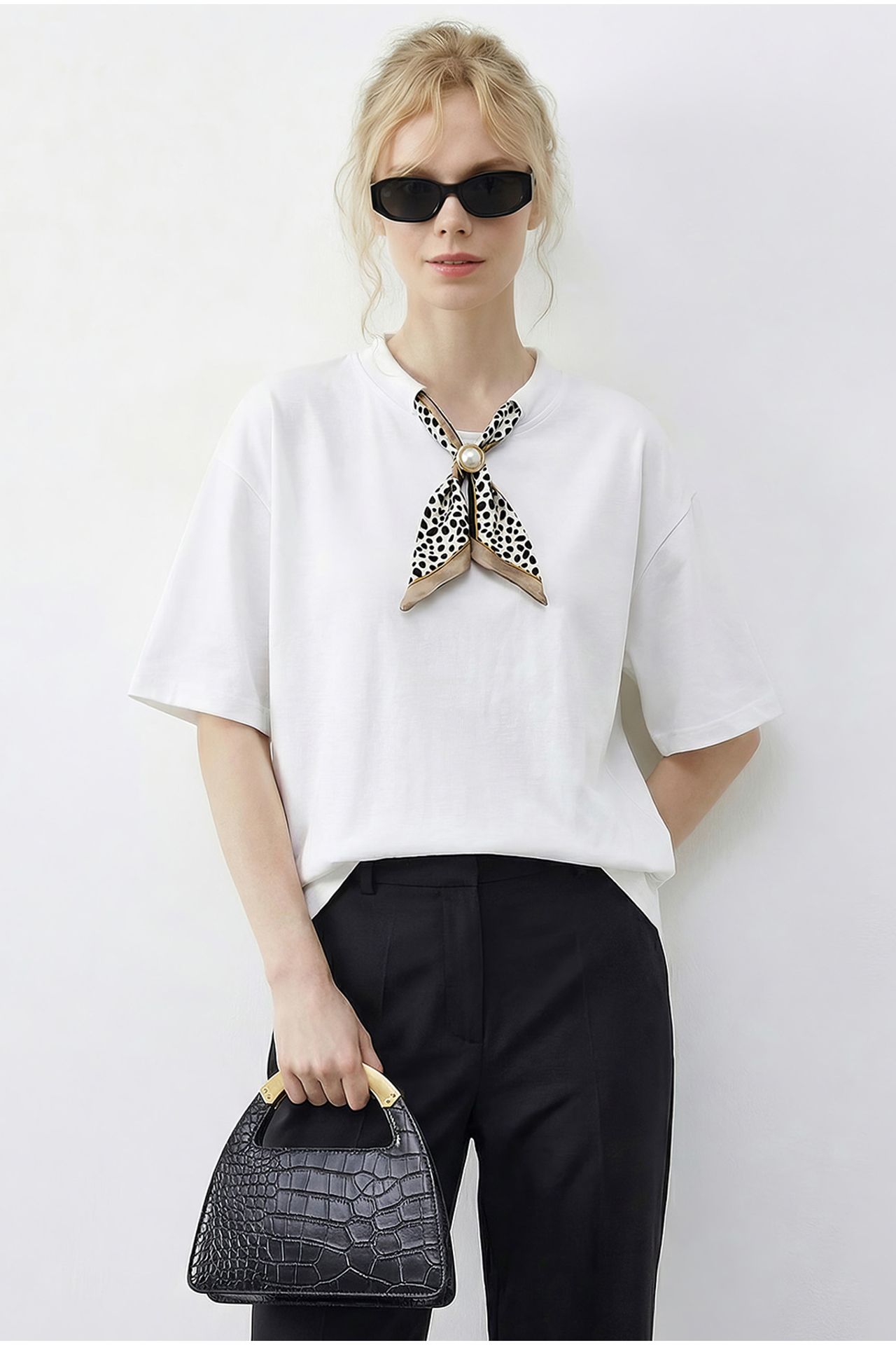 LUCCI Basic Crew Neck T-Shirt with Accessory Detail 1