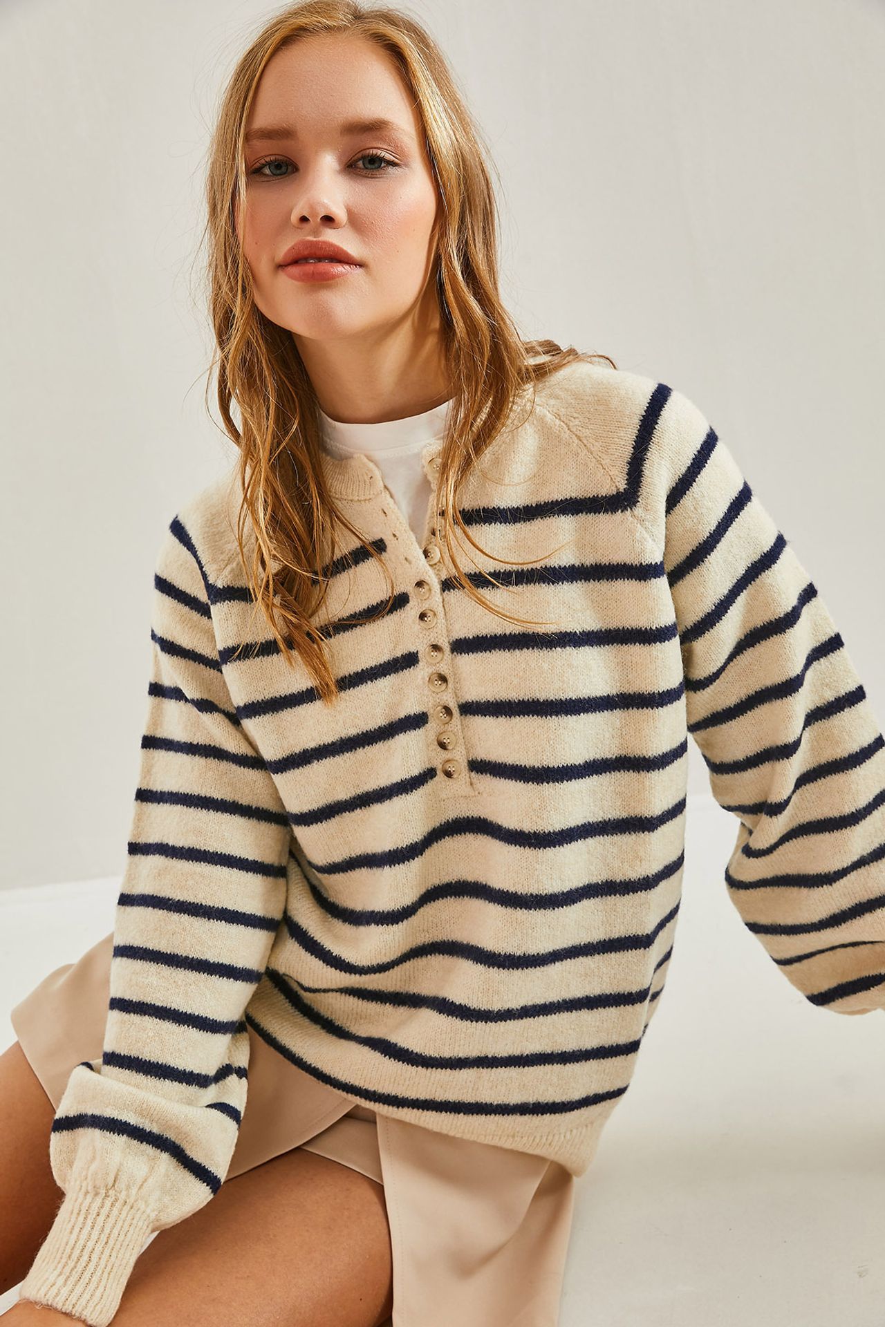 LUCCI Button-Collar Knit Sweater 5