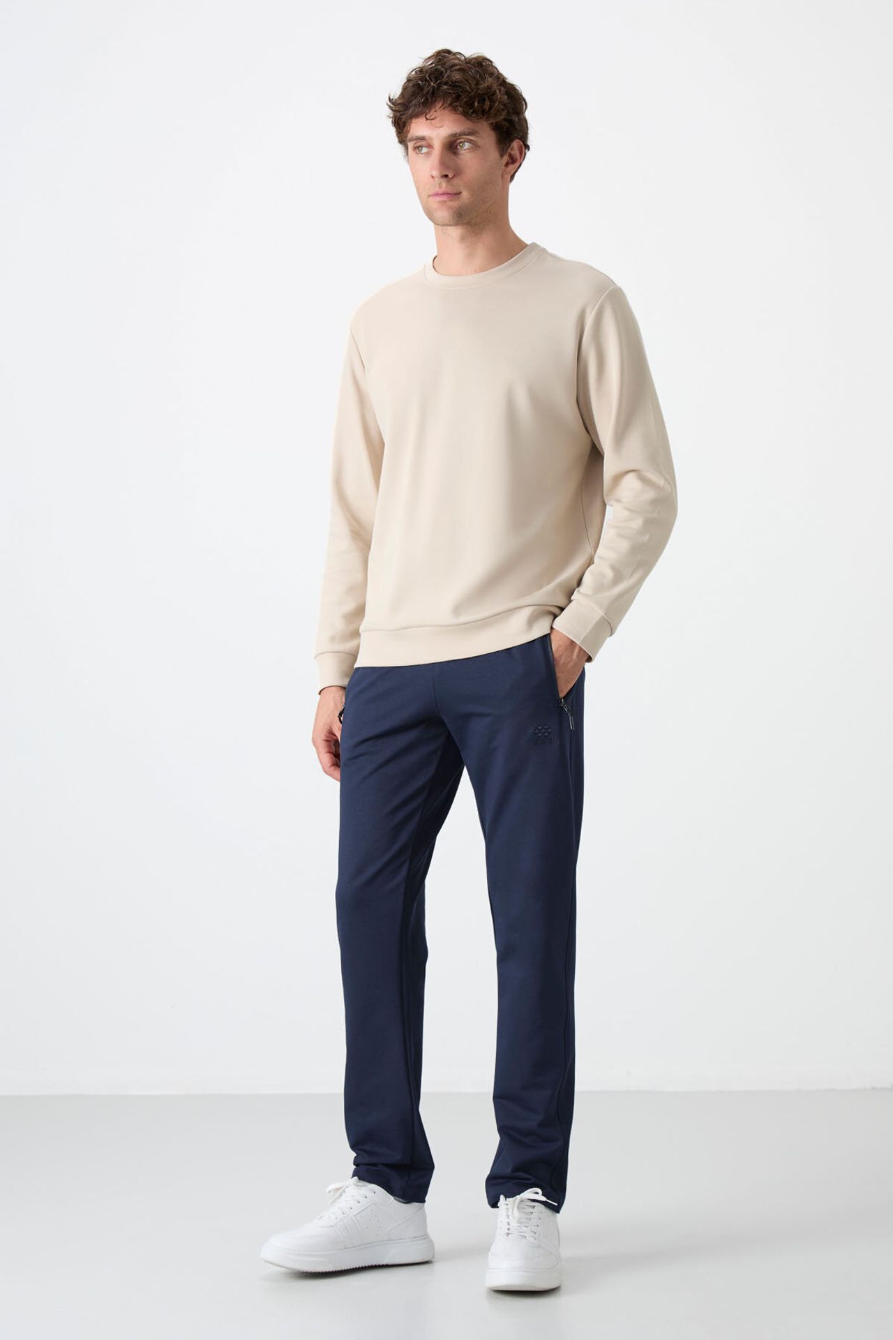 TOMMY Men's Regular Fit Straight-Leg Sweatpants 3