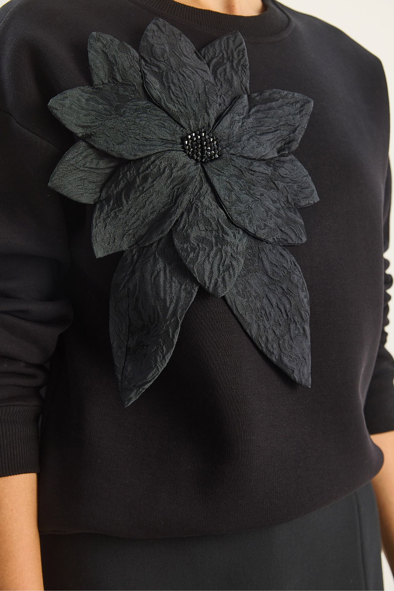 LUCCI Accessory Detailed Long Sleeve Crew Neck Sweatshirt 6