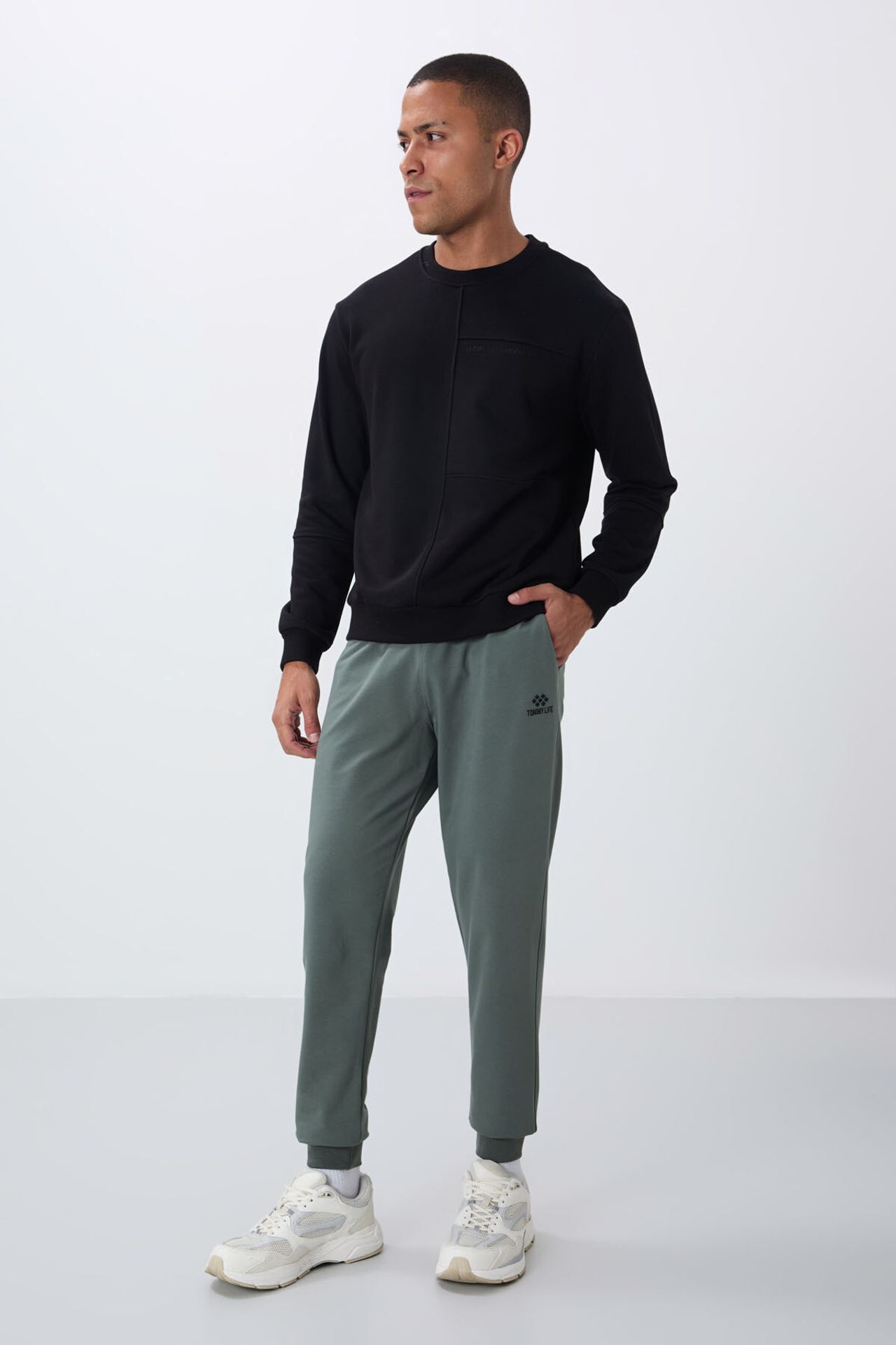 TOMMY Men's Solid Fleece Sweatpants 1