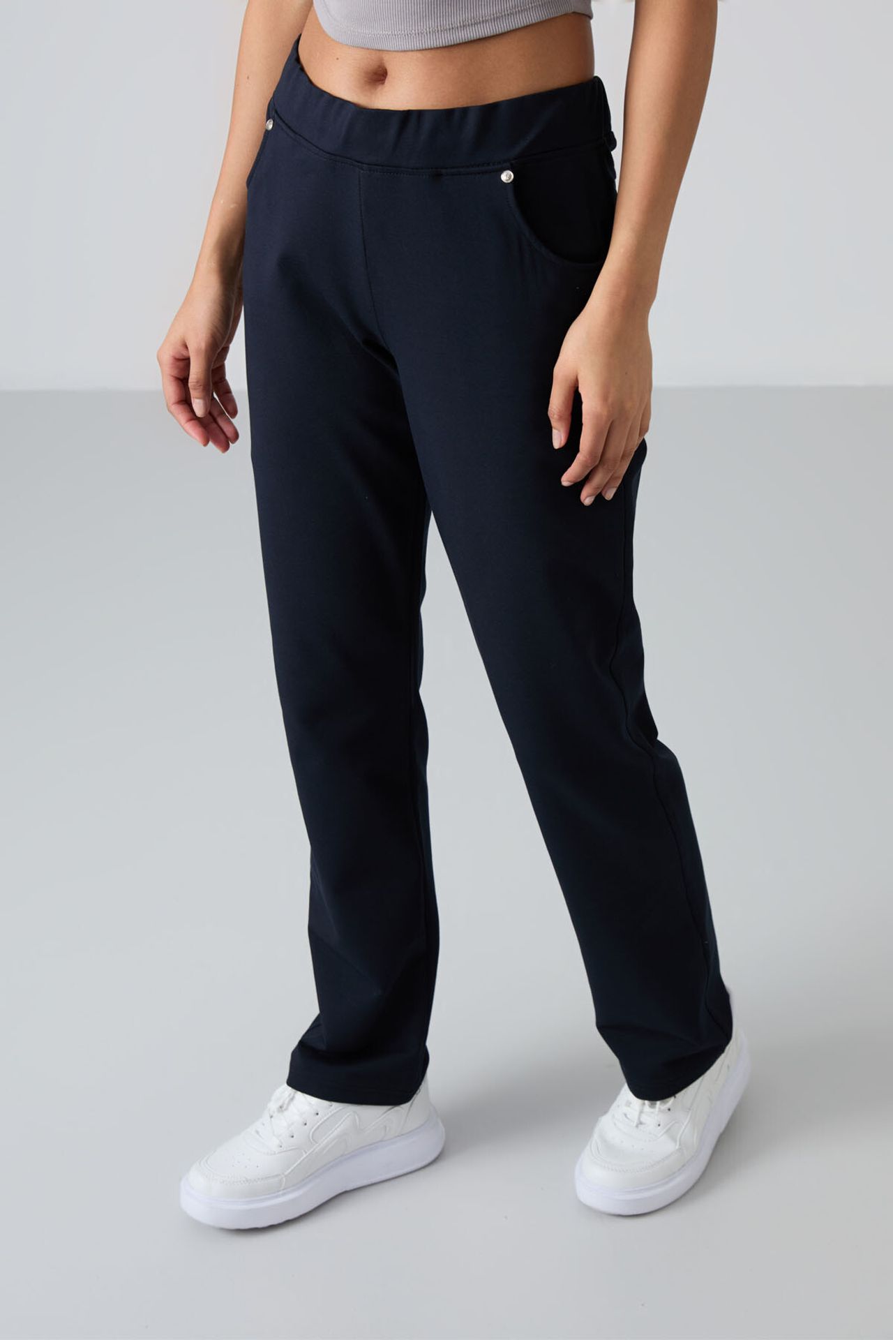 TOMMY Women’s Relaxed Straight-Leg Sweatpants 2