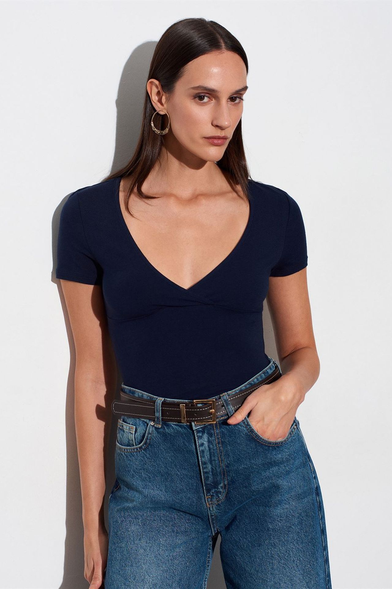 DILVIN Fitted V-Neck Short-Sleeve T-Shirt 3