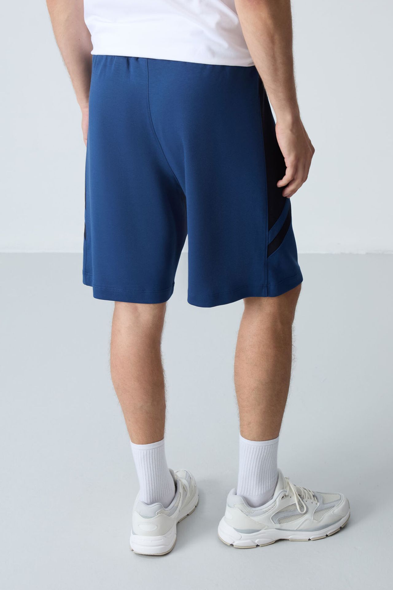 TOMMY Men's Fleece Sweat Shorts 6