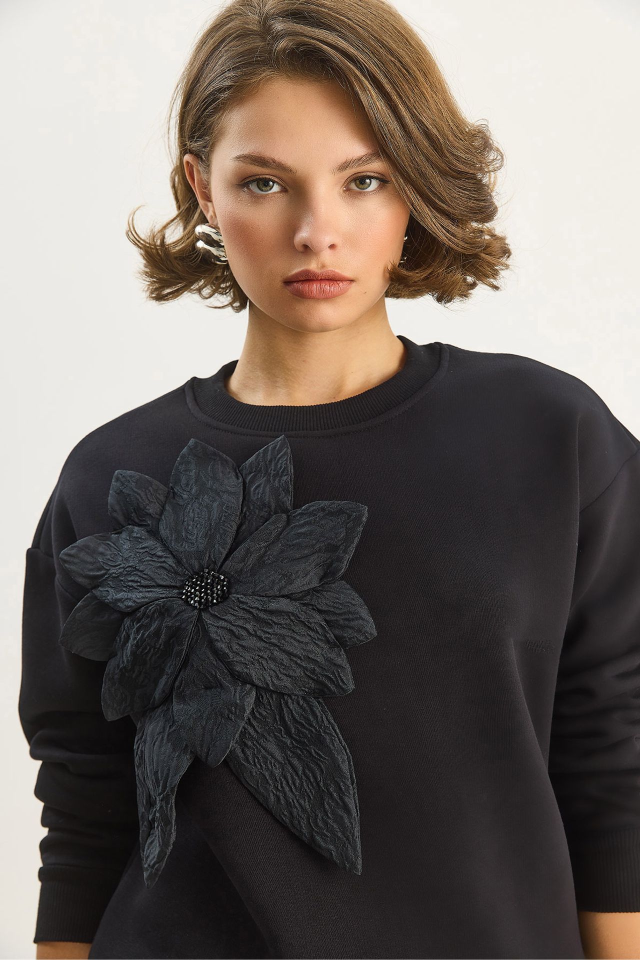 LUCCI Accessory Detailed Long Sleeve Crew Neck Sweatshirt 5