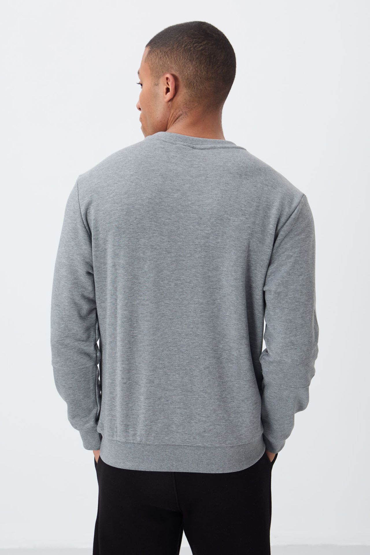 TOMMY Men's Solid Crew Neck Sweatshirt 5