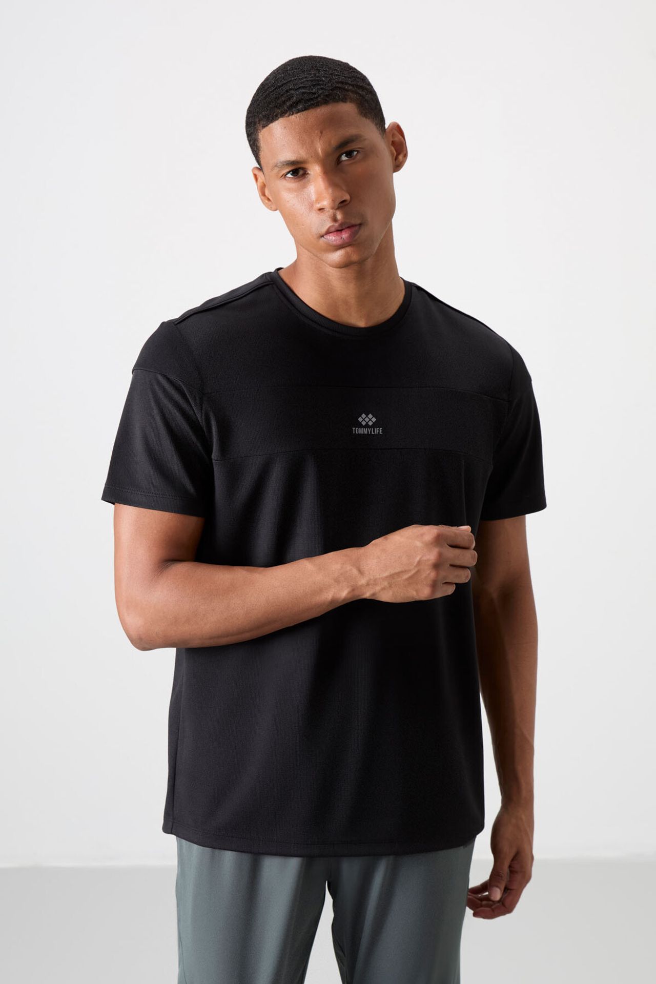 TOMMY Men's Color Block Crew Neck T-Shirt 1