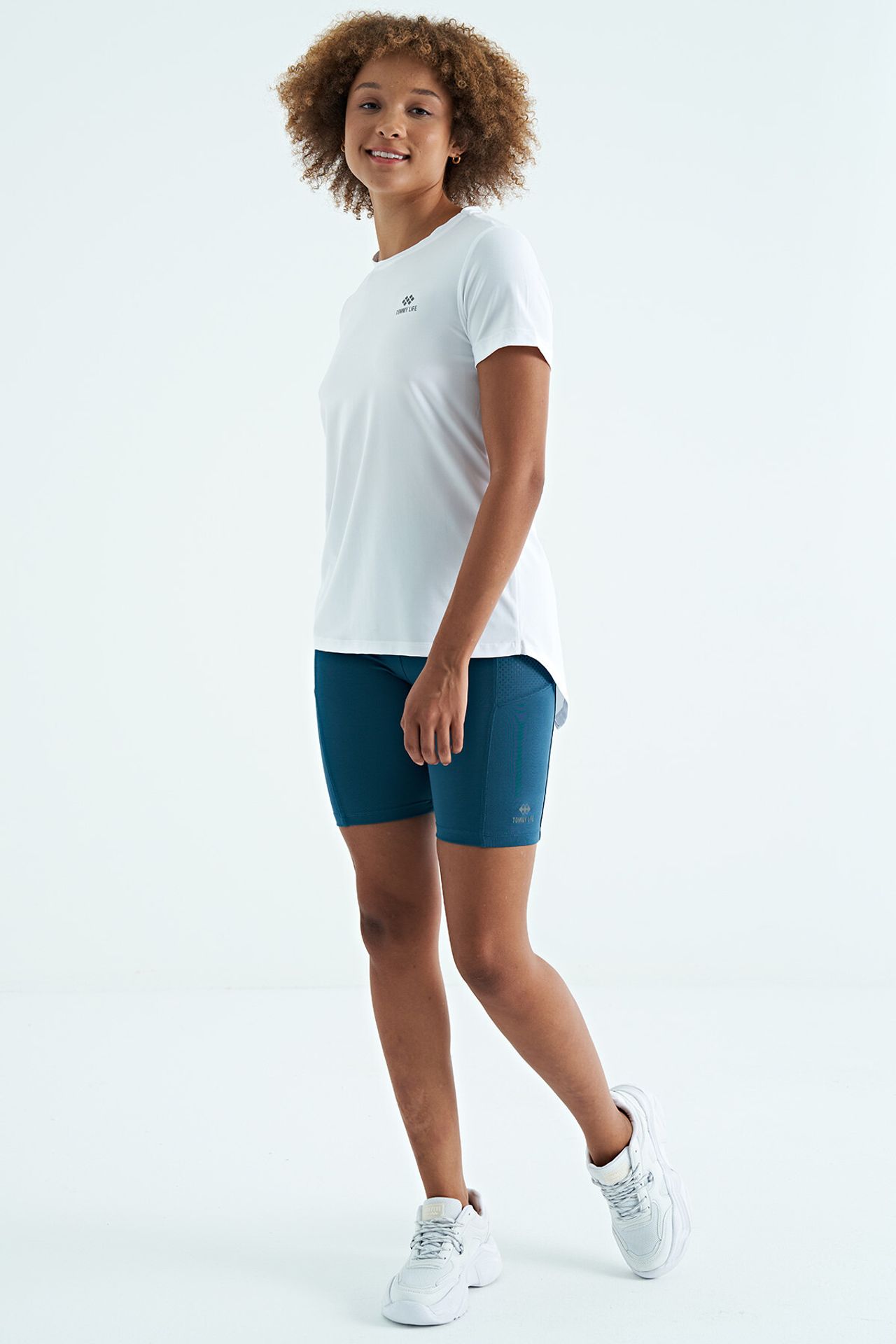 TOMMY Women's relaxed crew neck T-shirt with side slits 5