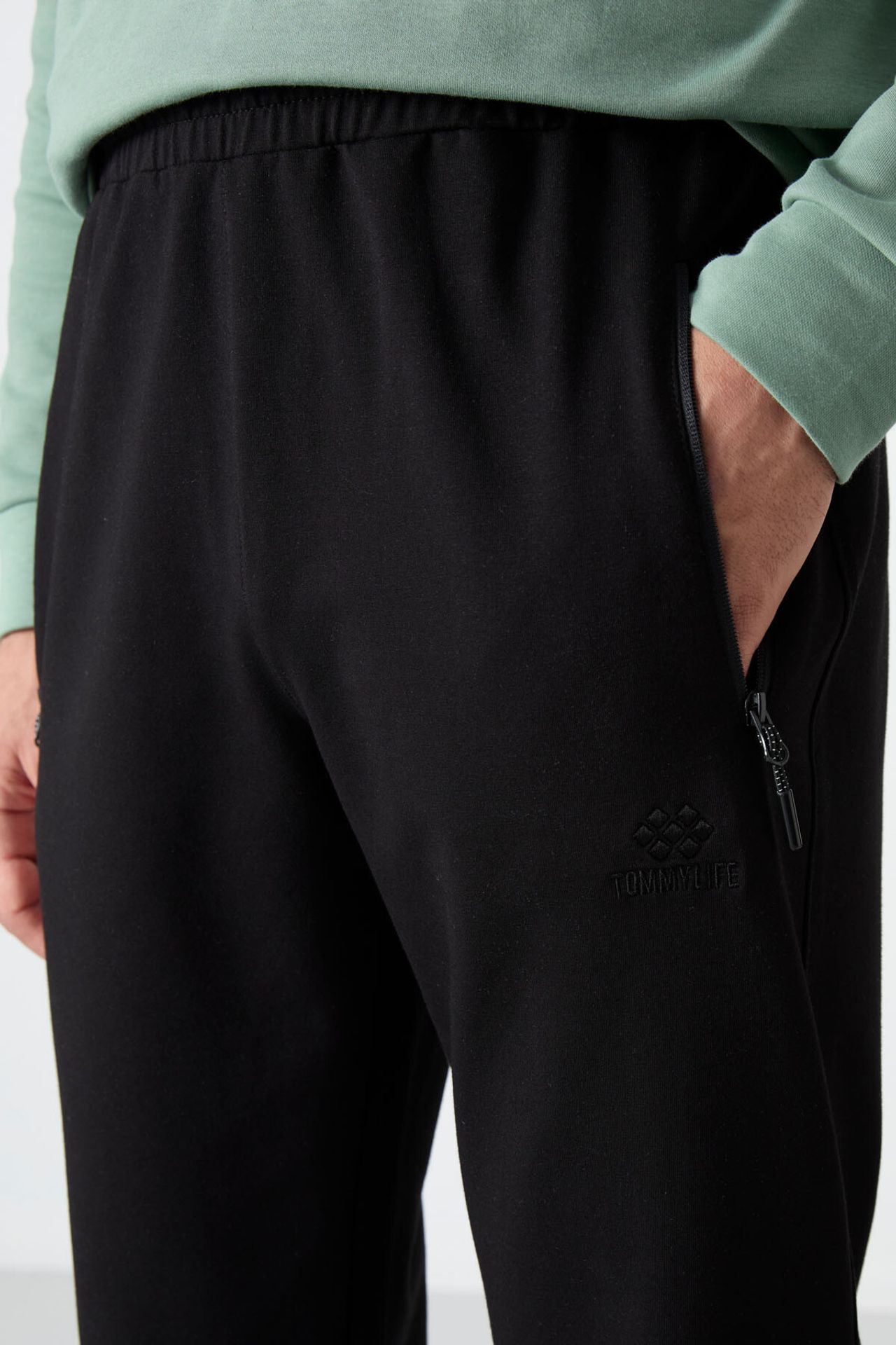 TOMMY Men's Regular Fit Straight-Leg Sweatpants 3