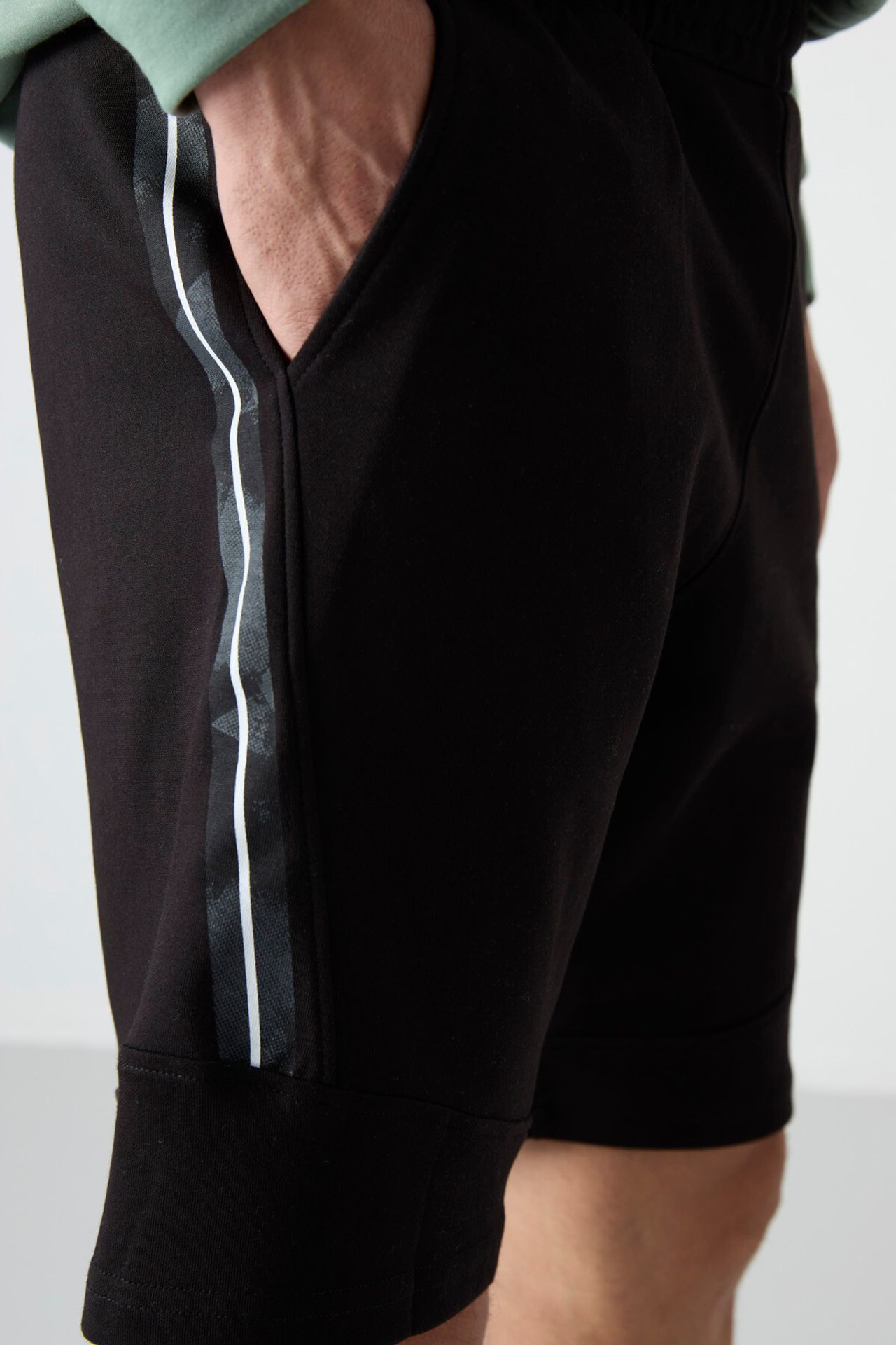 TOMMY Men's Pull-on Sweat Shorts 3