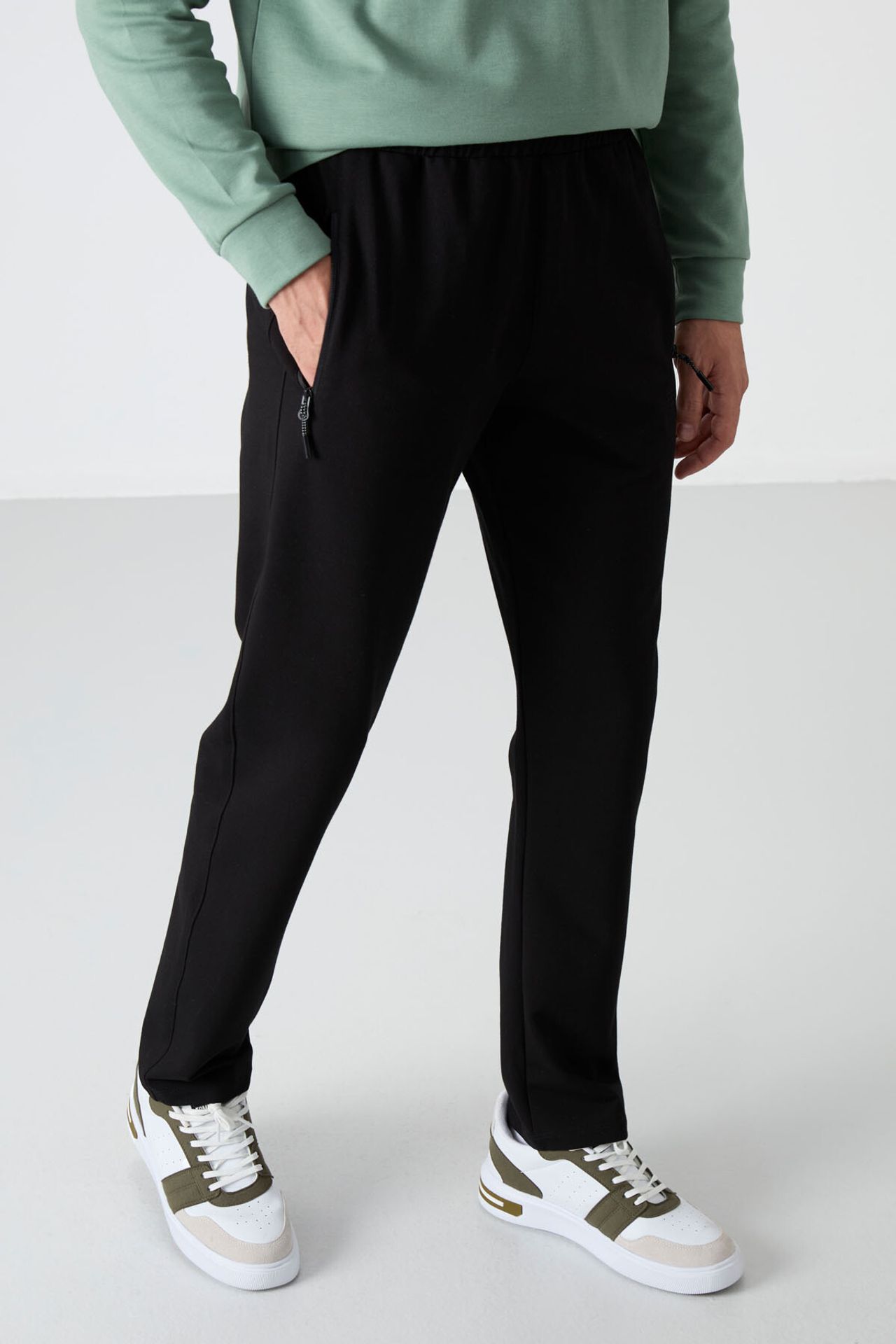 TOMMY Men's Regular Fit Straight-Leg Sweatpants 5