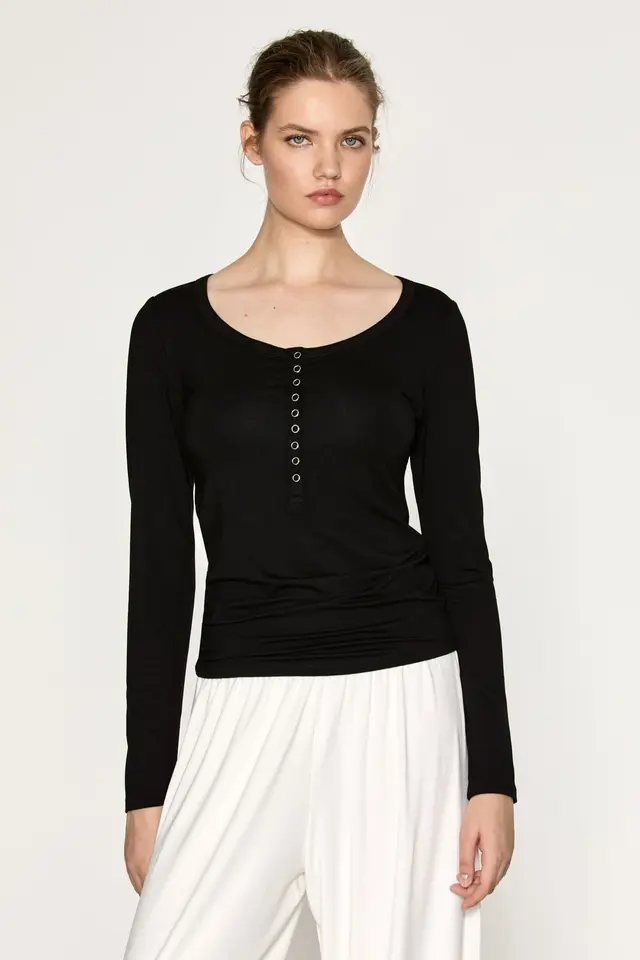 ETHIQUET Slim Fit Button U-Collar Blouse