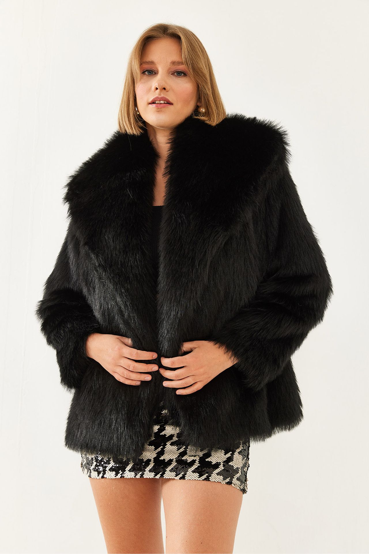 LUCCI Oversize Faux Fur Coat 6