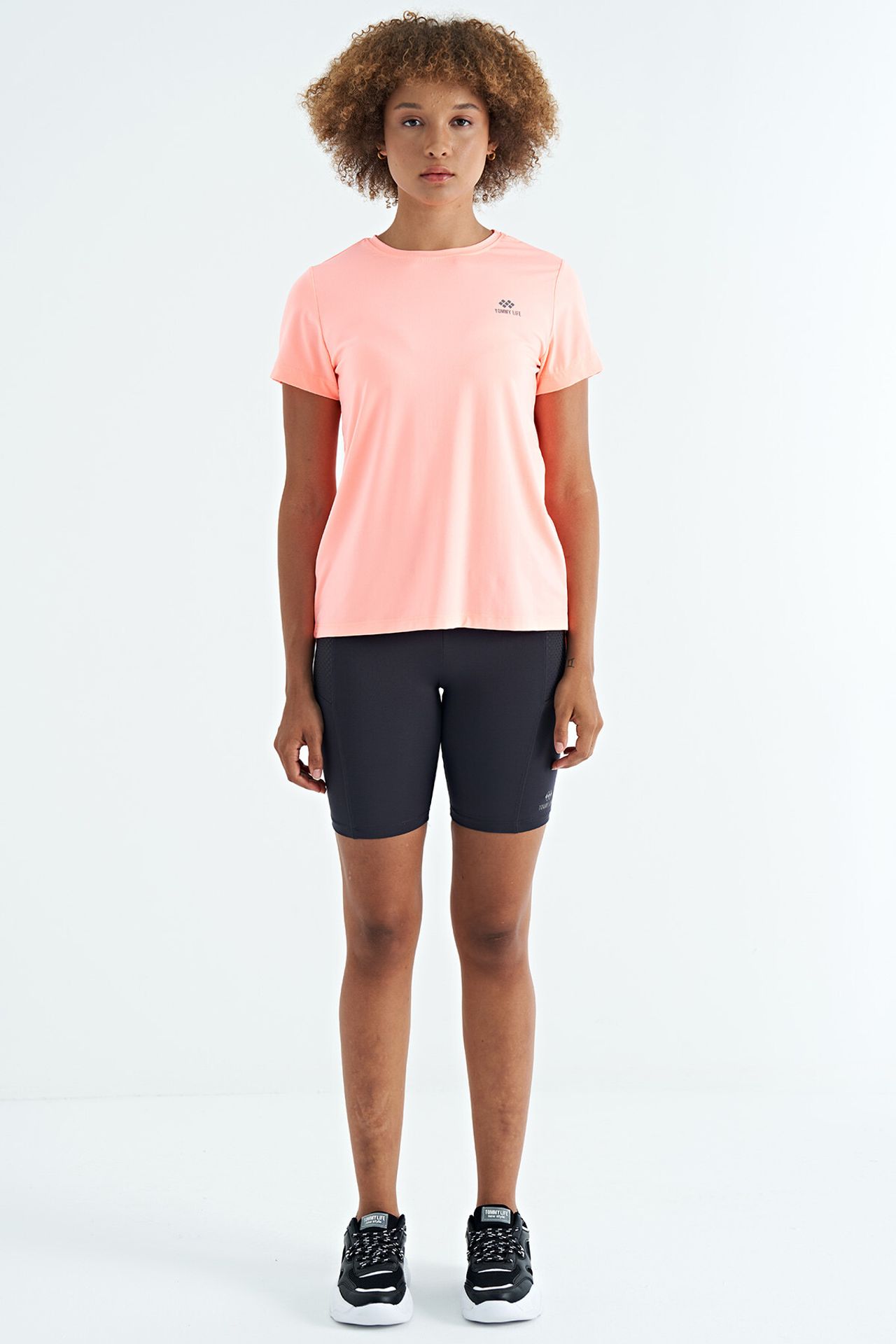 TOMMY Women's relaxed crew neck T-shirt with side slits 3