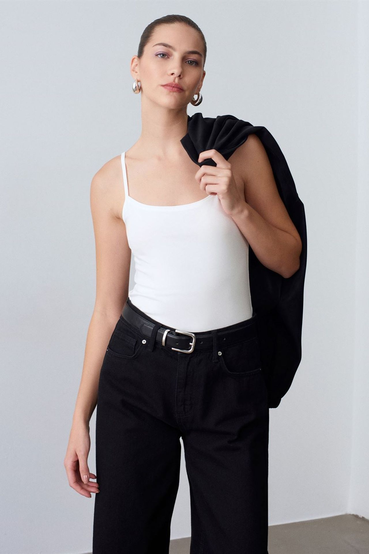 DILVIN Slim-fit Sleeveless Square-neck Blouse 3