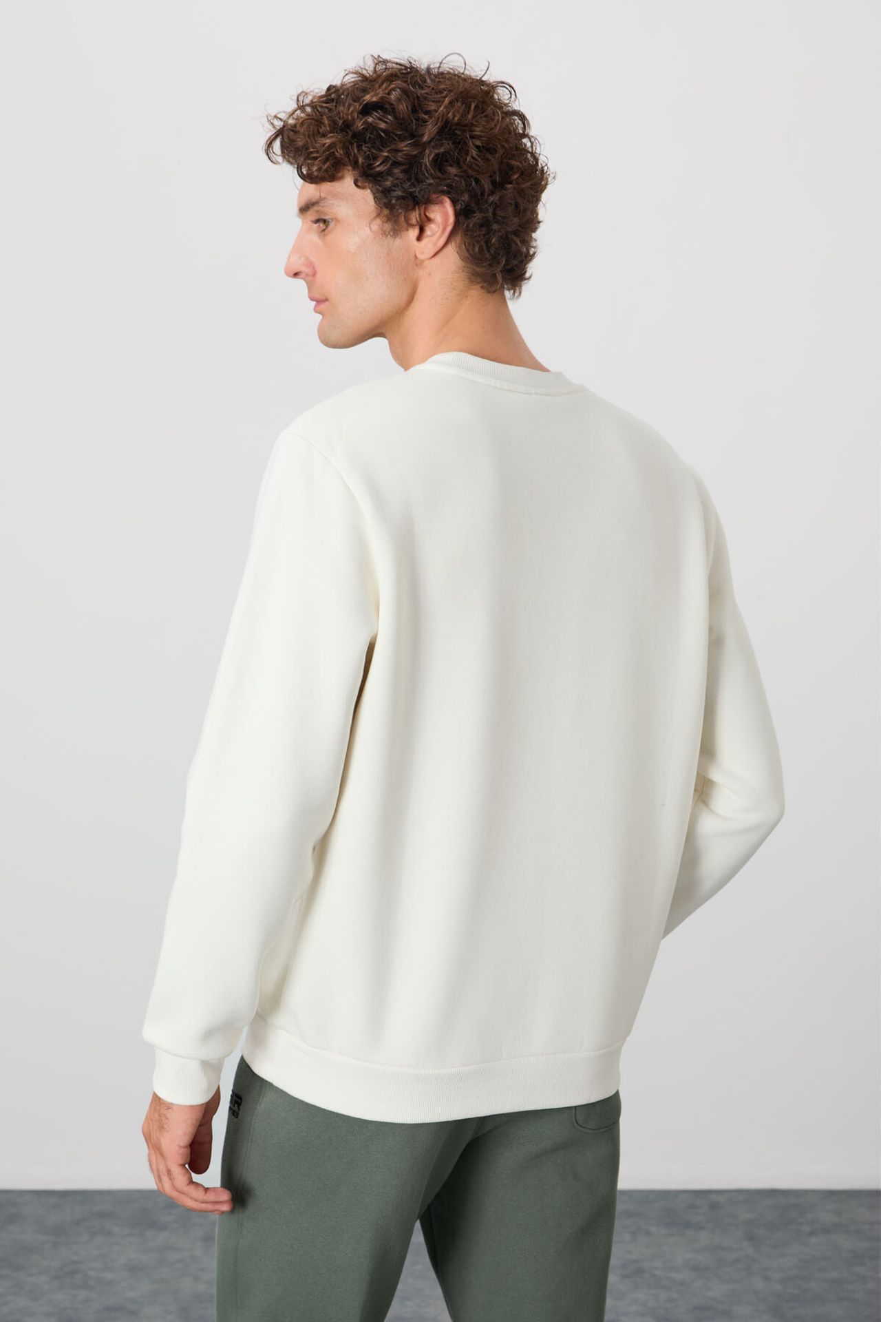 TOMMY Men's Regular Fit Crew Neck Sweatshirt 5