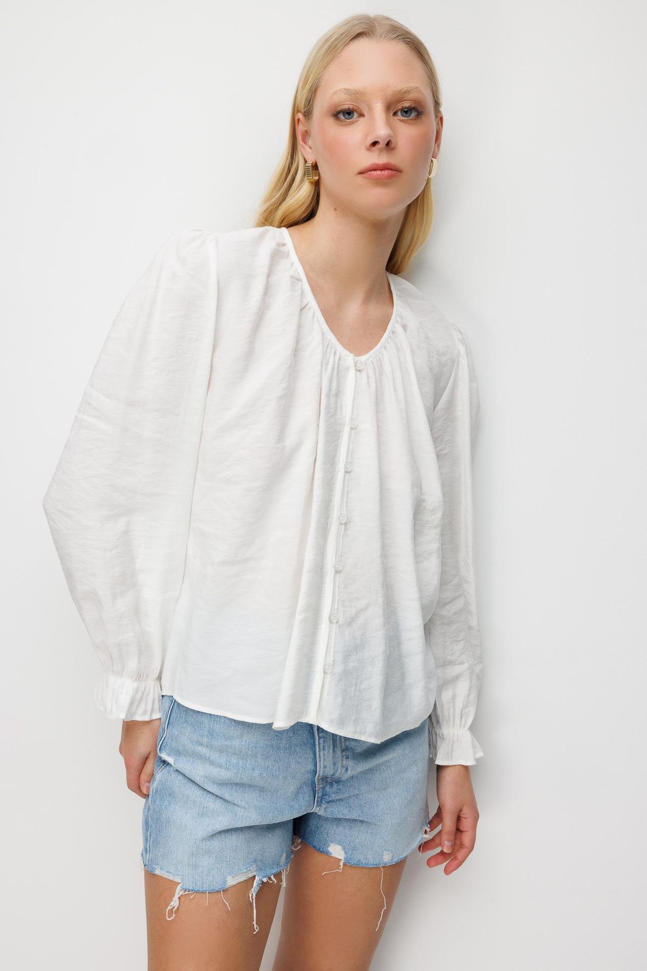 MIXRAY Textured Button-Up Crew Neck Blouse 5