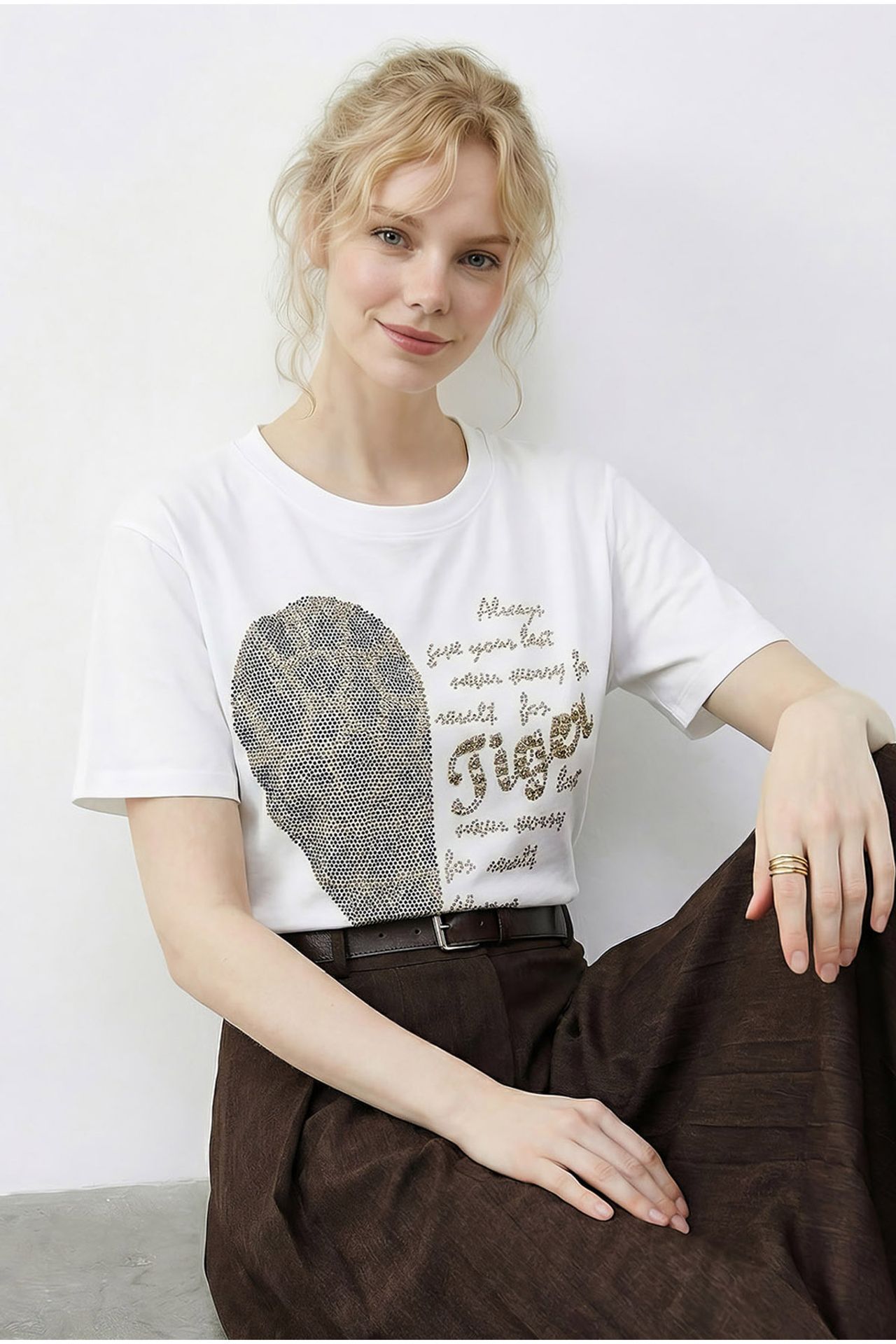 LUCCI Crew Neck Sequin Text Print T-Shirt 4