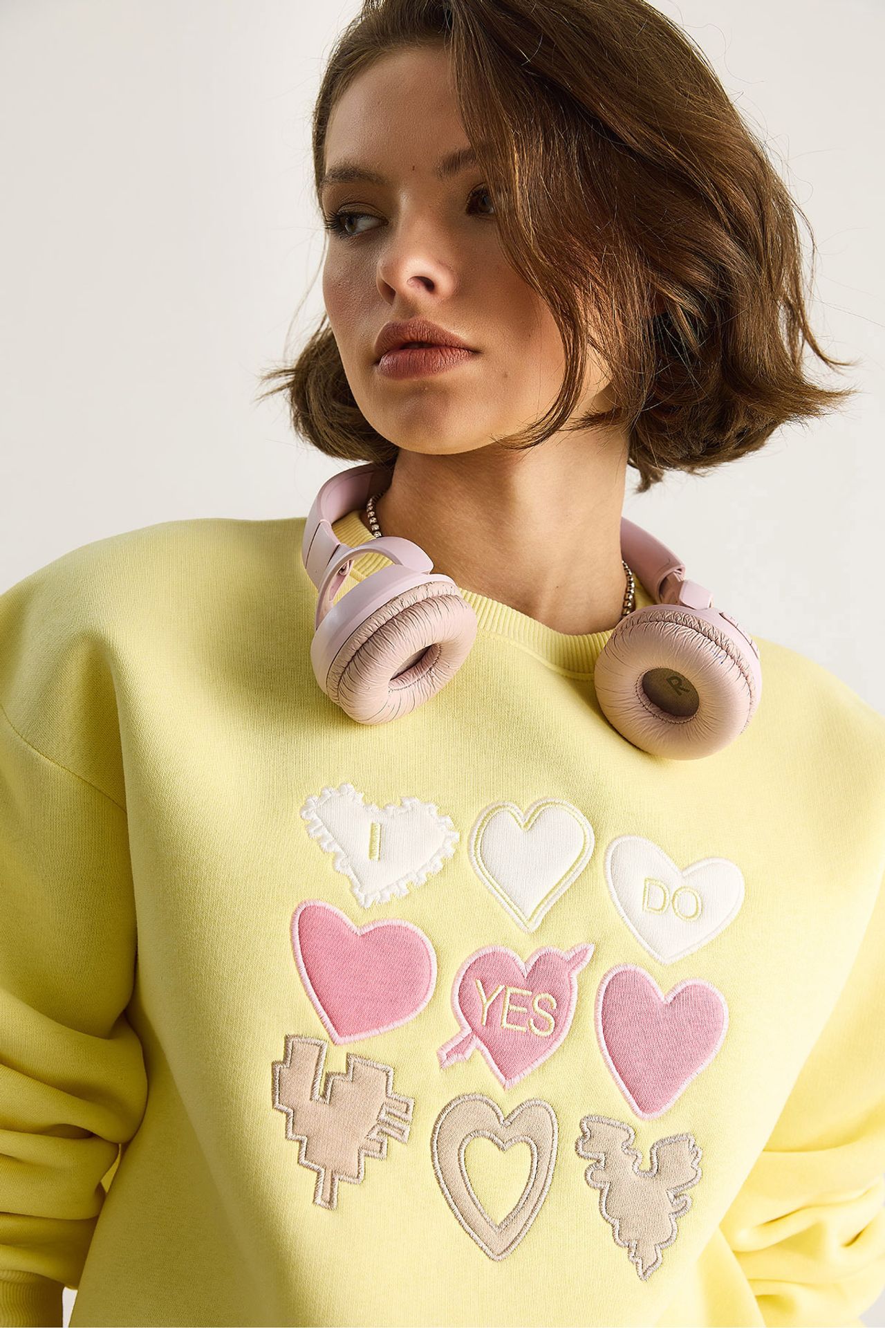 Heart Patch Appliqué Relaxed Fit Crew Neck Sweatshirt 5