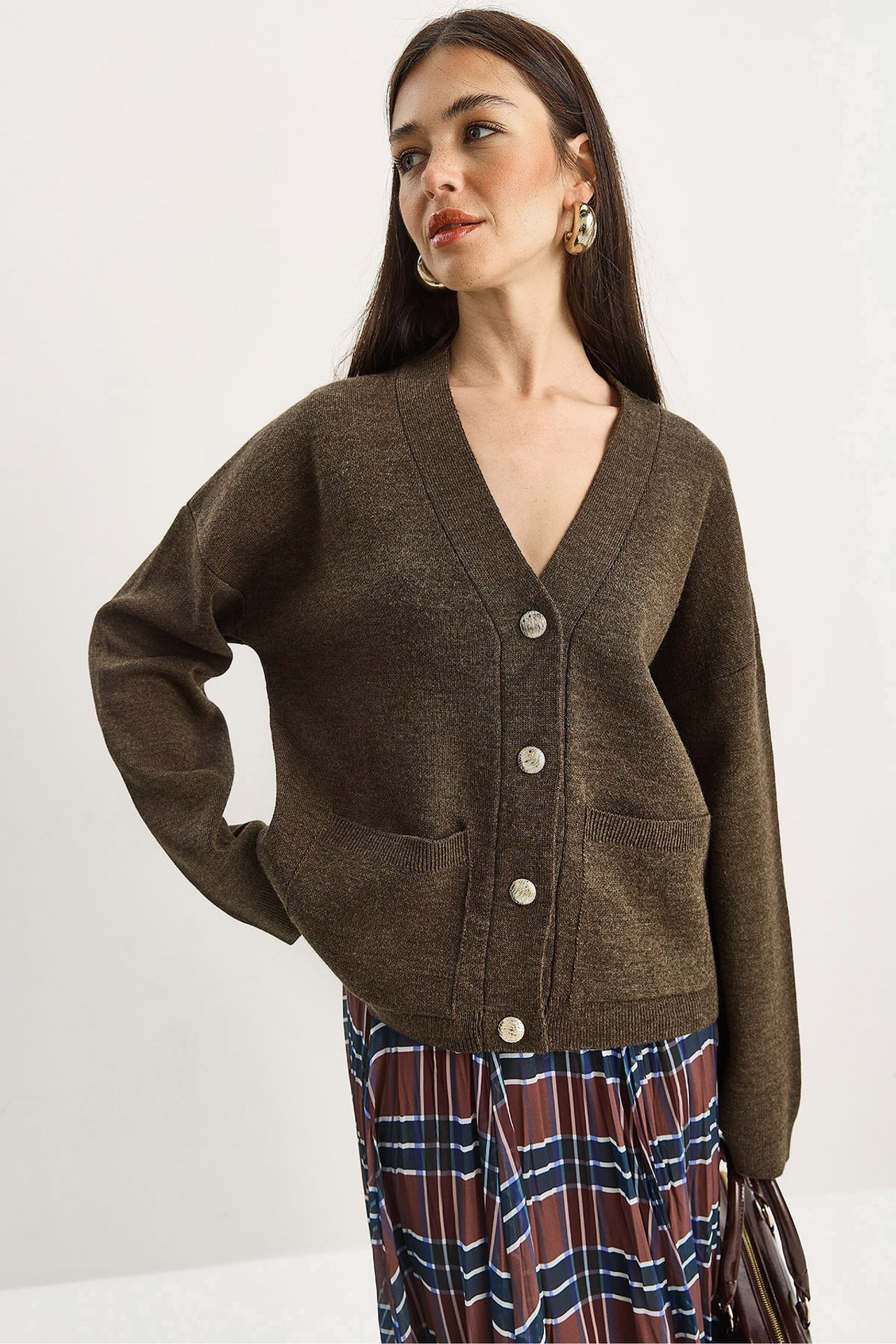 LUCCI Thick Ribbed V-neck Cardigan with Button Closure 3