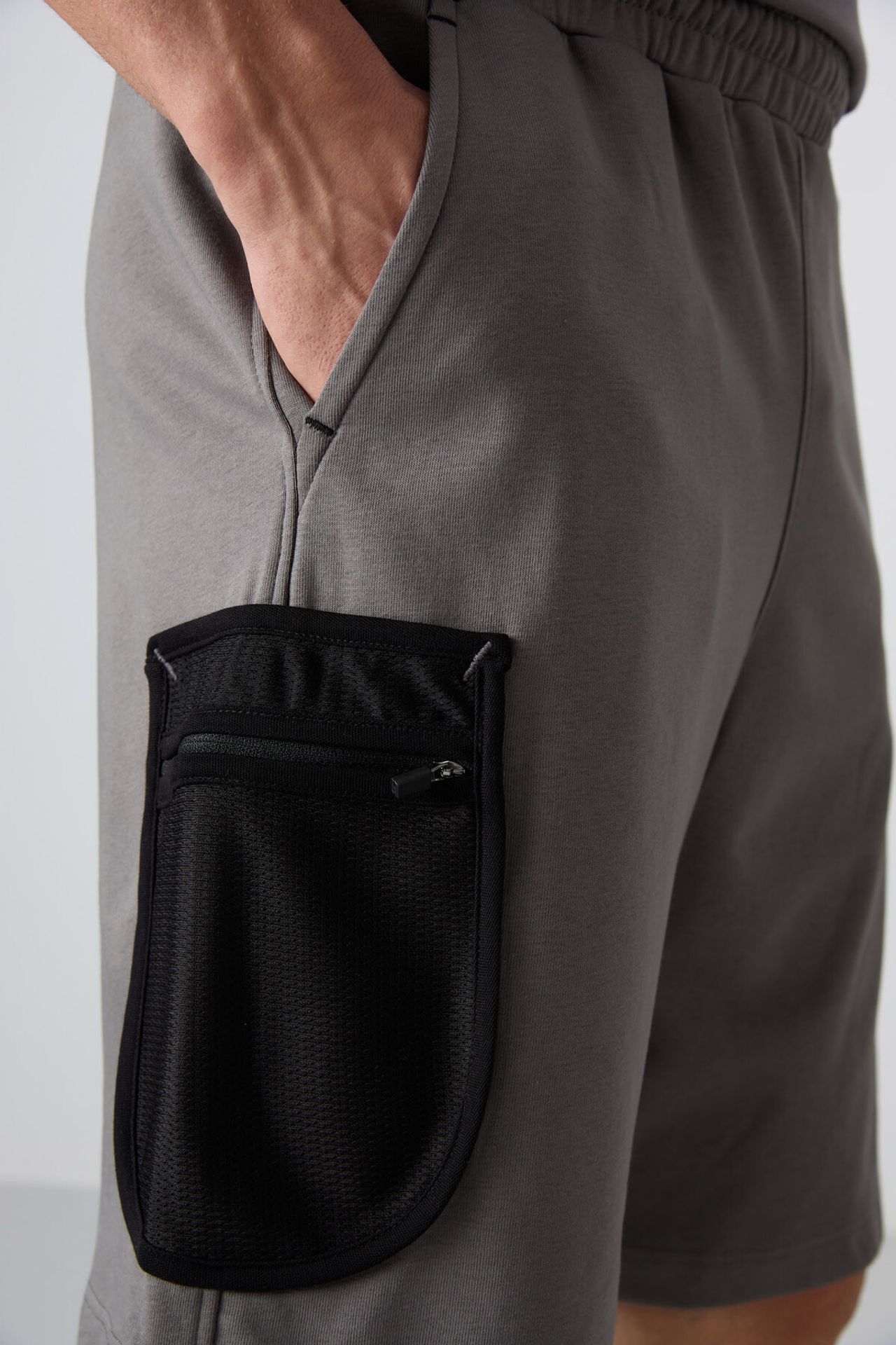 TOMMY Men's Wide-leg Cargo Shorts 6