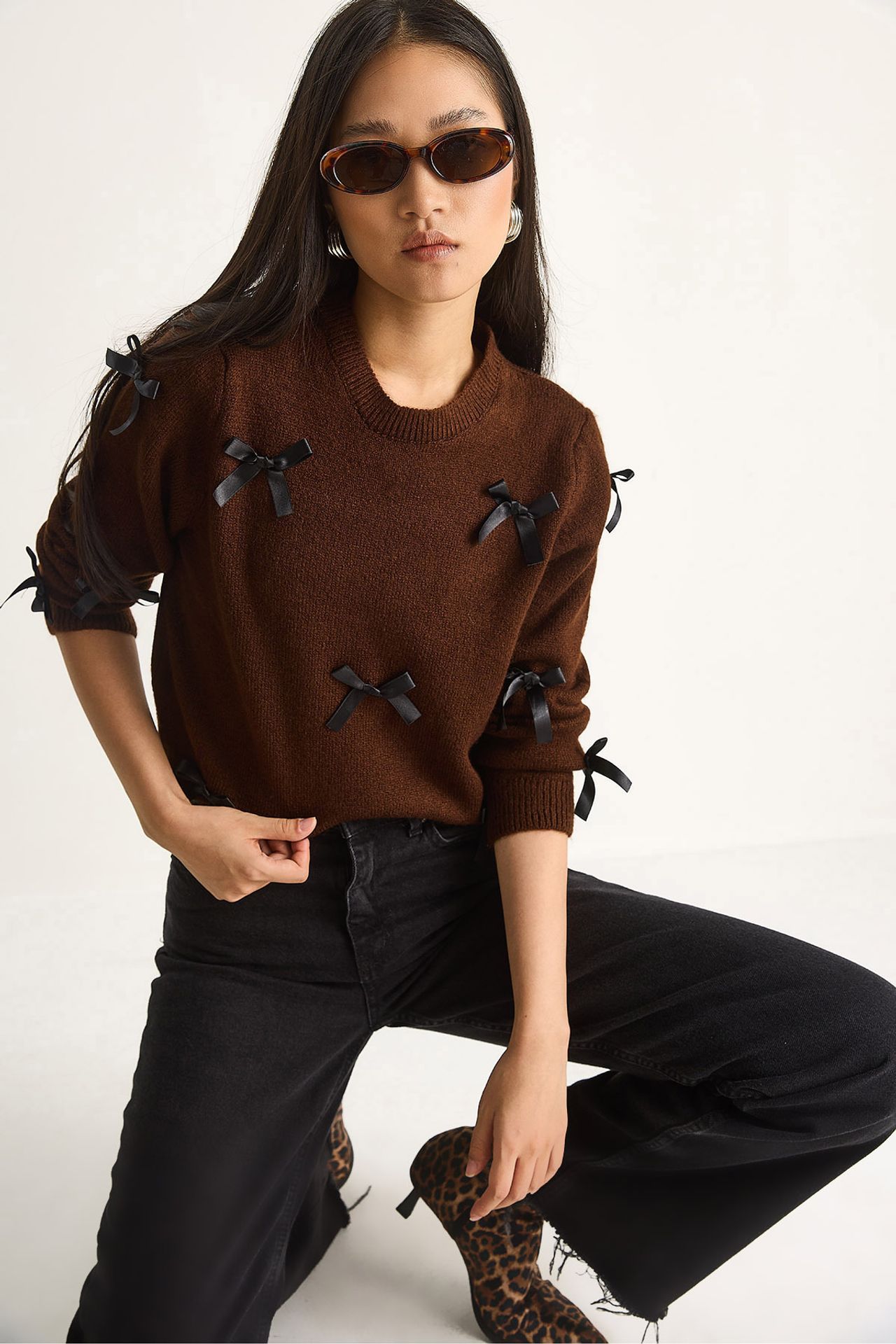 LUCCI Bow Detailed Crew Neck Sweater 1