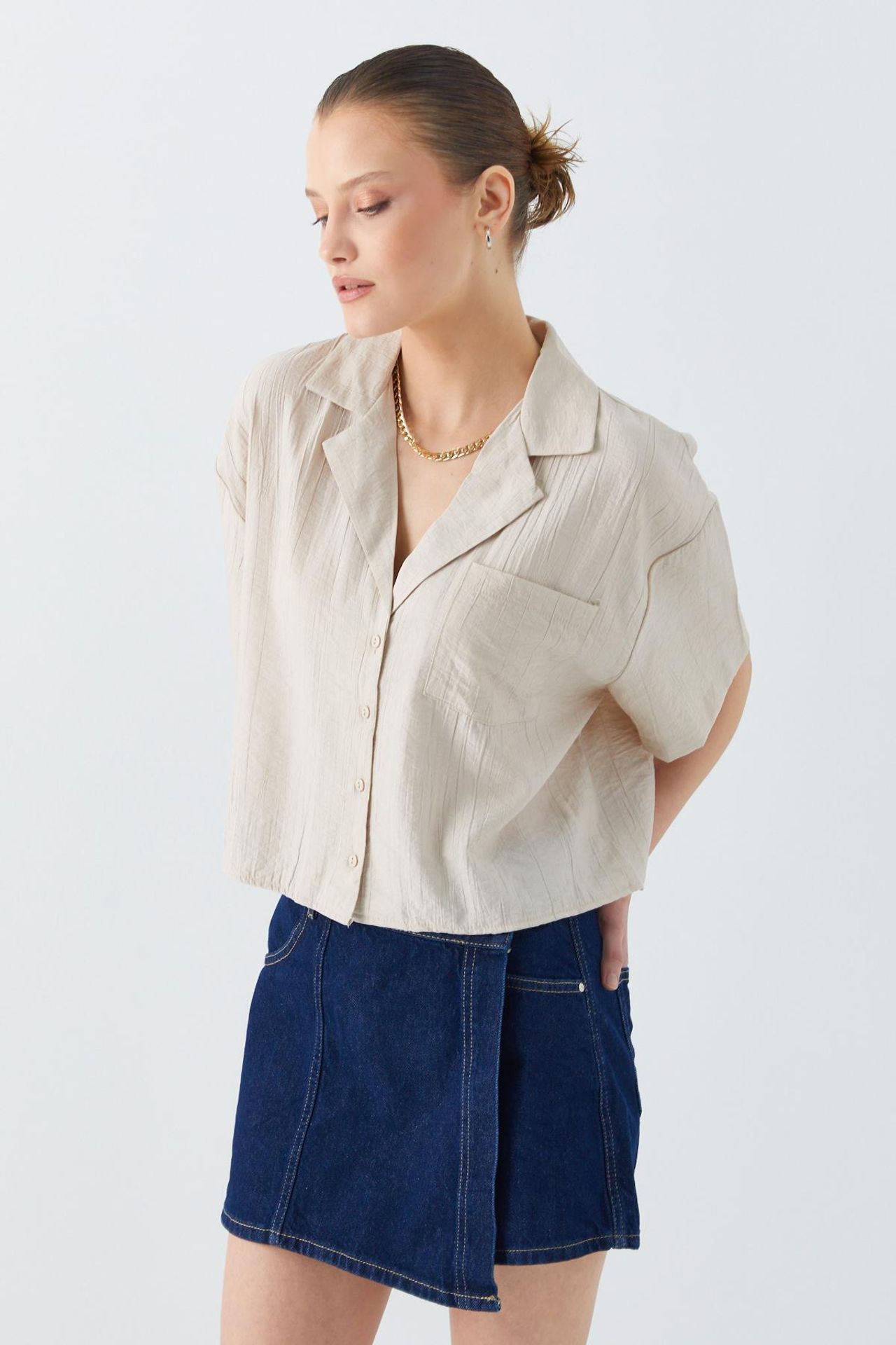 Mixray Loose Fit Button-Up Crop Shirt with Pocket 3