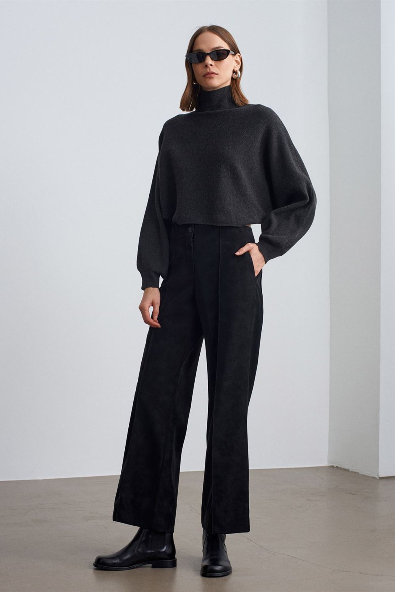 DILVIN Women's Oversized Cropped Turtleneck Sweater 4