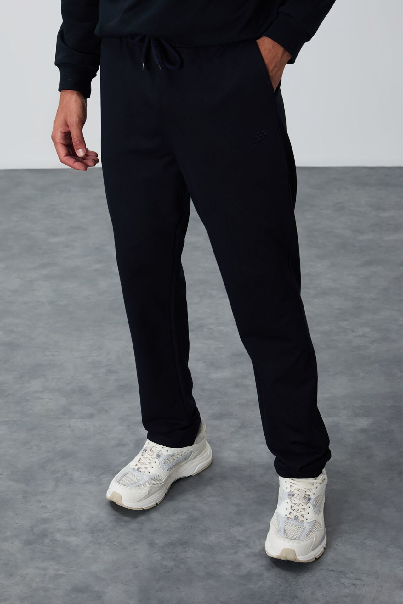 TOMMY Men's Regular-Fit Cotton Blend Sweatpants 1
