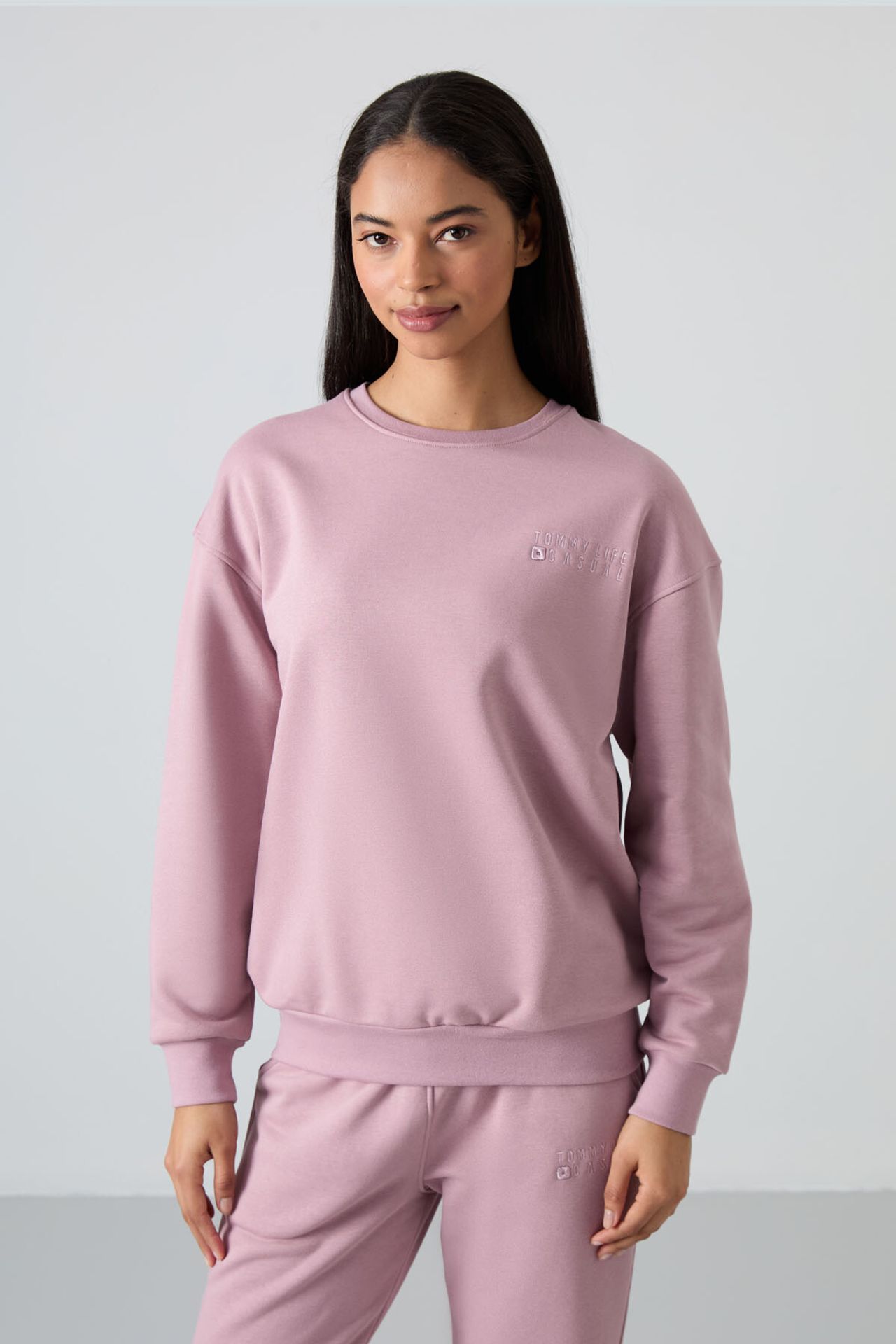 TOMMY Oversized Crew Neck Sweatshirt and Pants Set 2