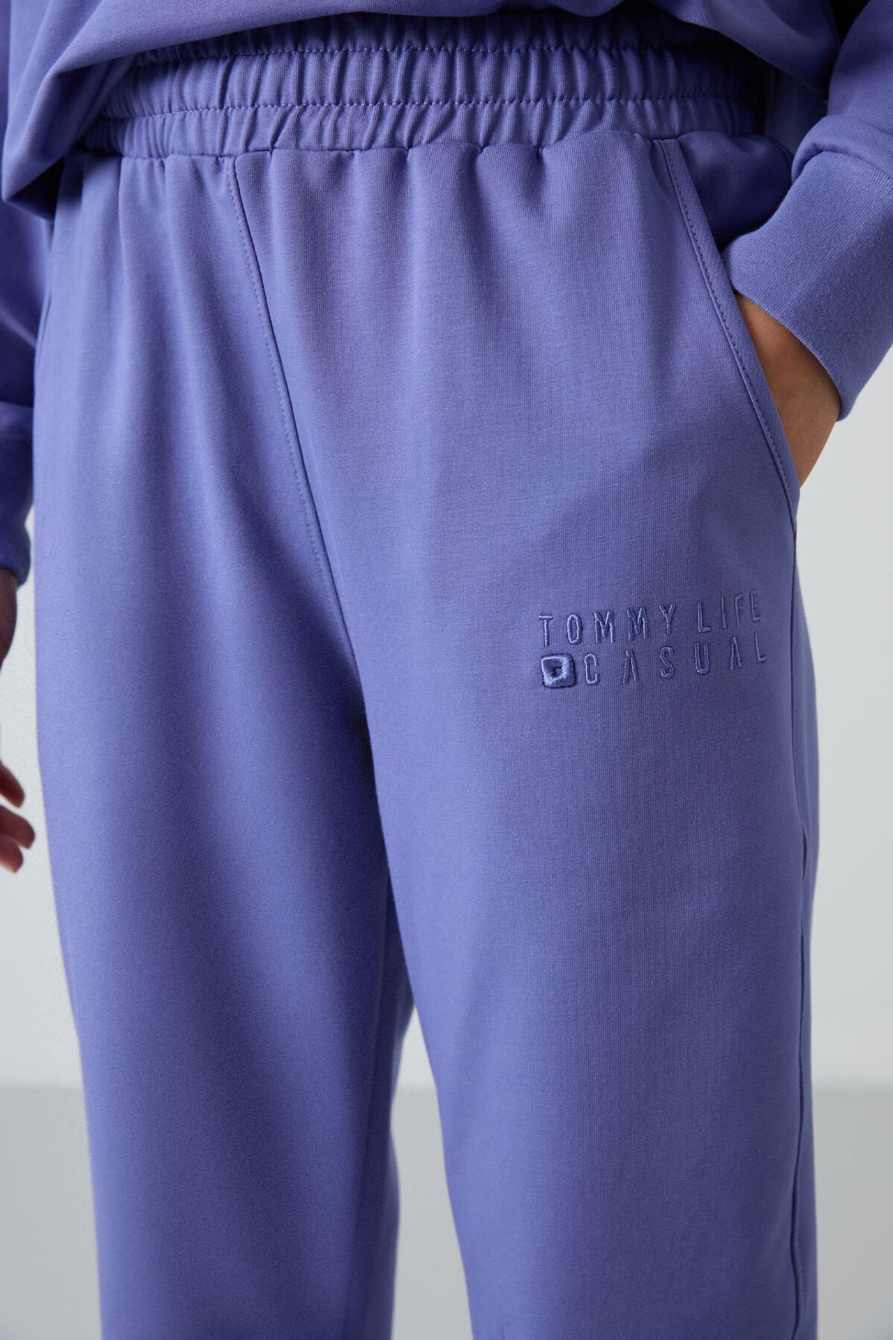 TOMMY Oversized Crew Neck Sweatshirt and Pants Set 4