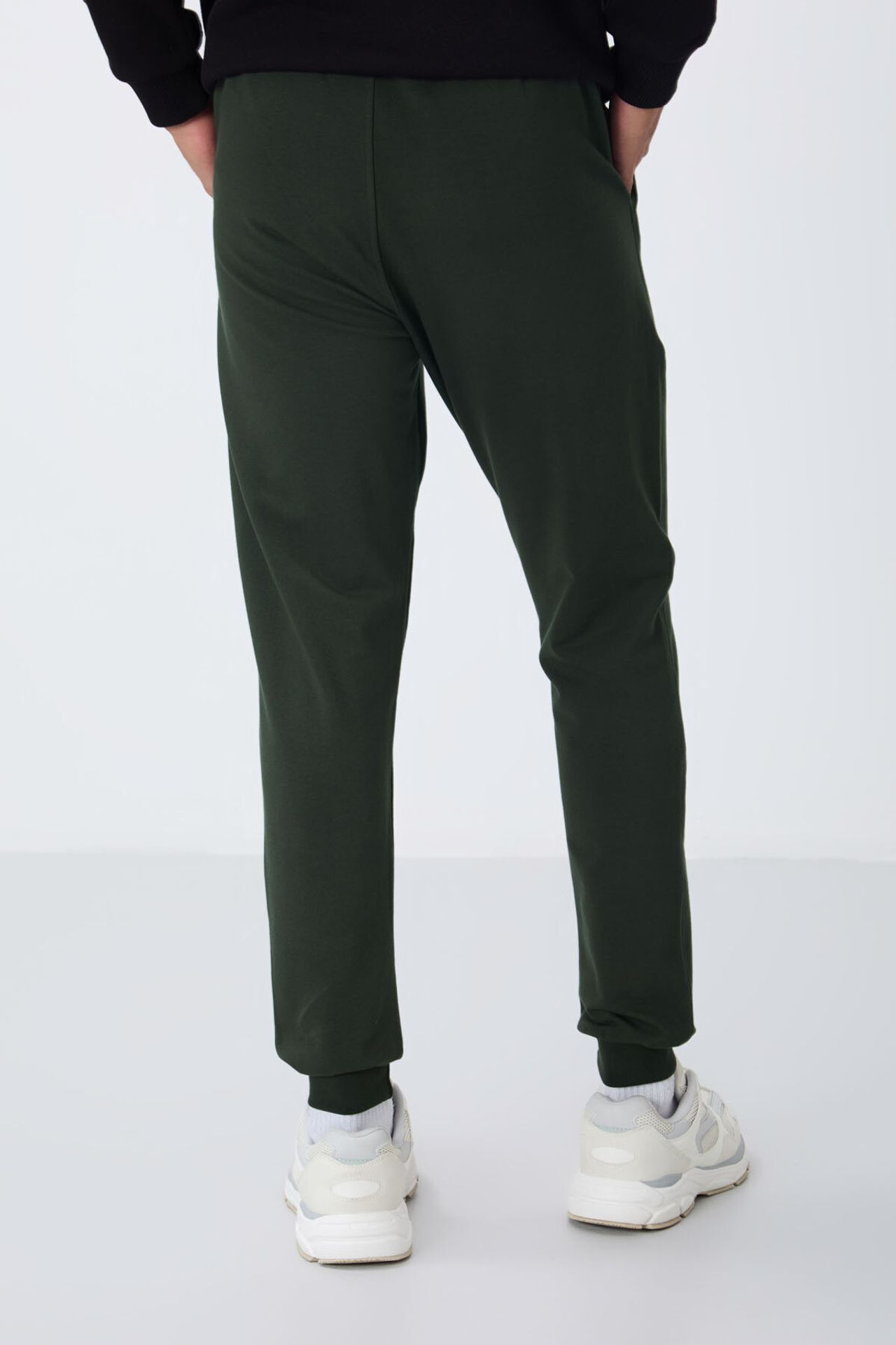 TOMMY Men's Solid Fleece Sweatpants 5