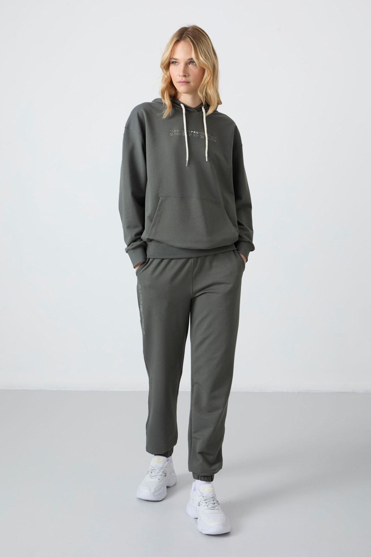 TOMMY Oversized Hooded Sweatshirt And Pants Set 1