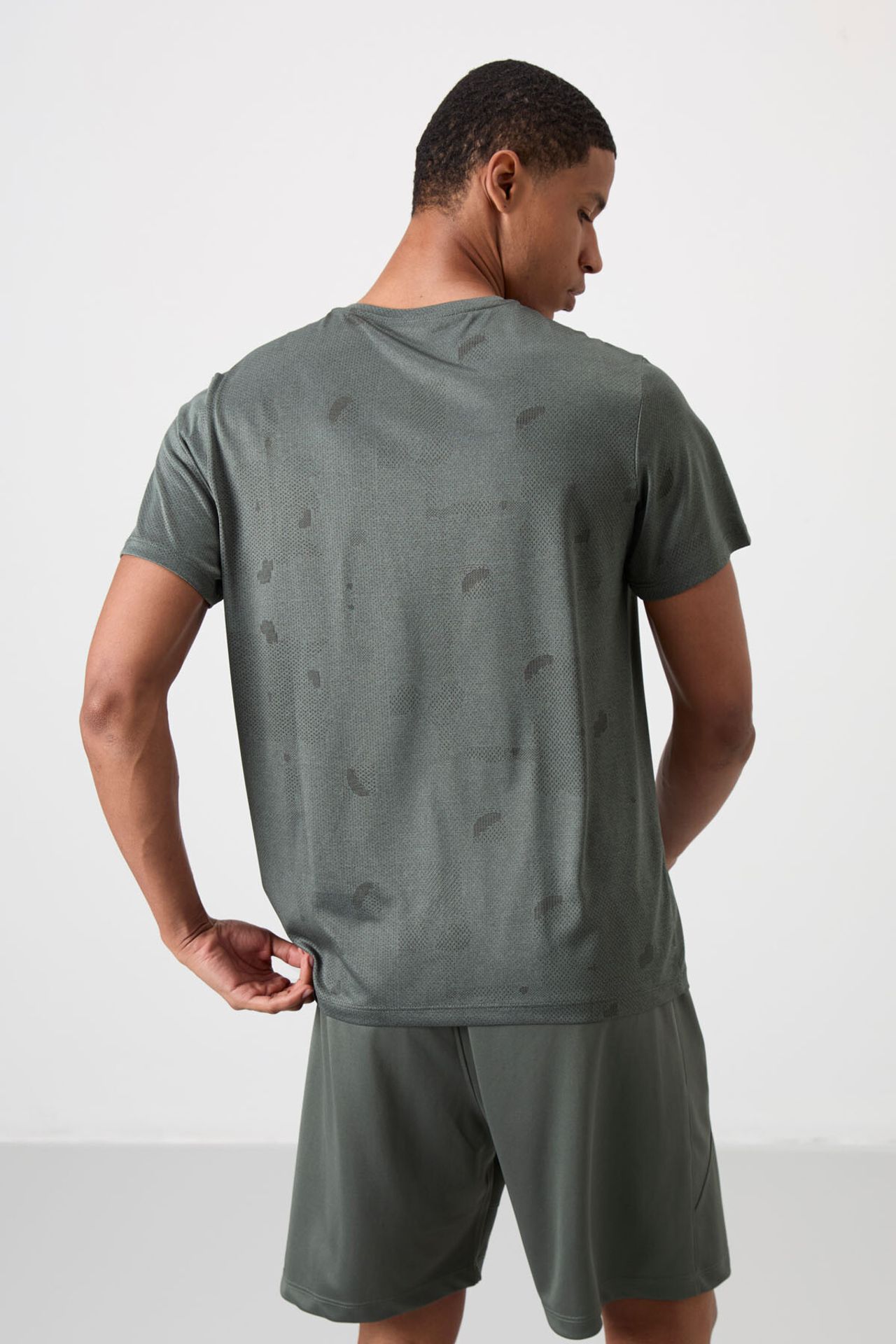 TOMMY Men's Color-Blocked Crew Neck T-Shirt 5