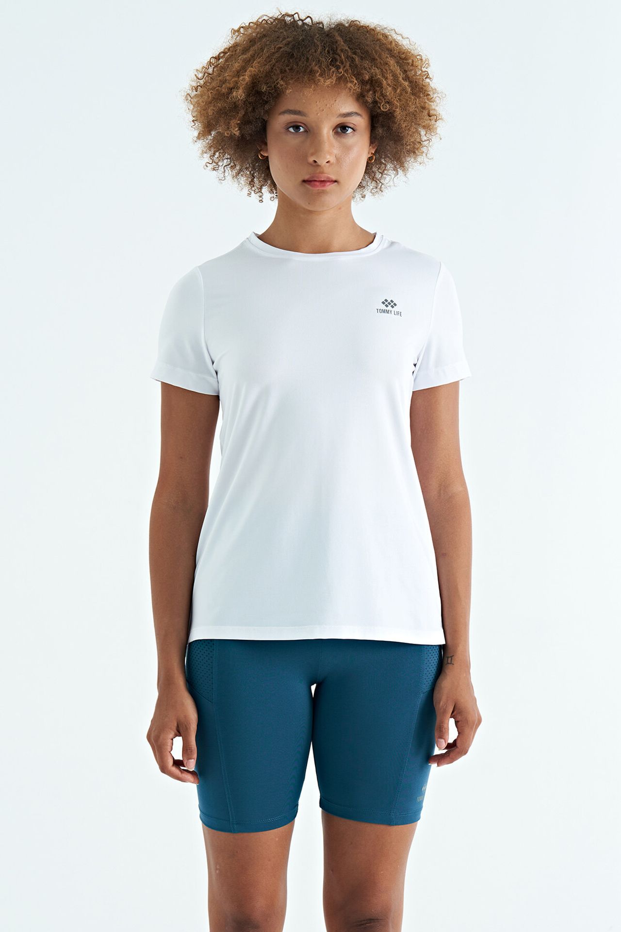 TOMMY Women's relaxed crew neck T-shirt with side slits 2