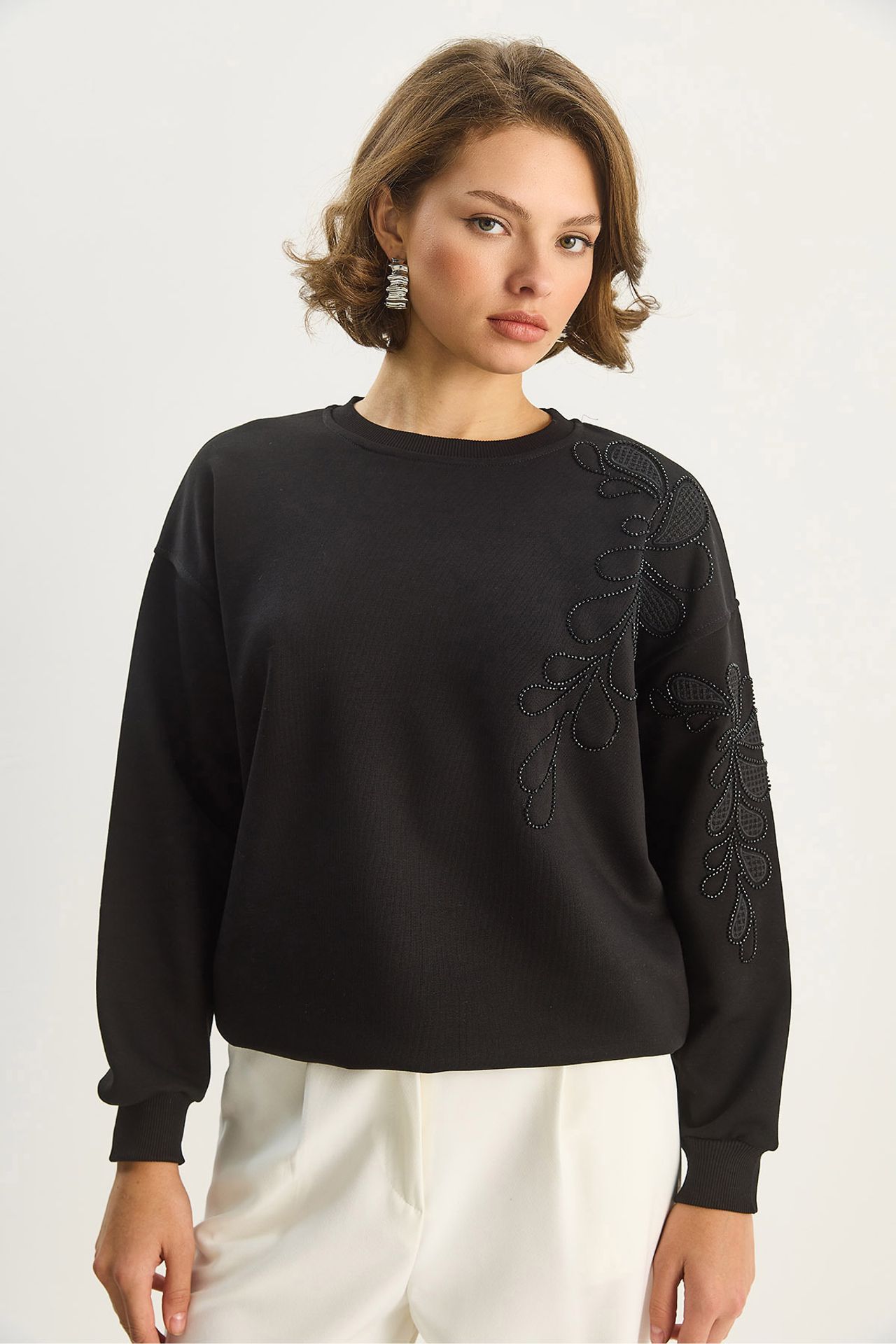LUCCI Embroidered Crew Neck Long Sleeve Sweatshirt 3