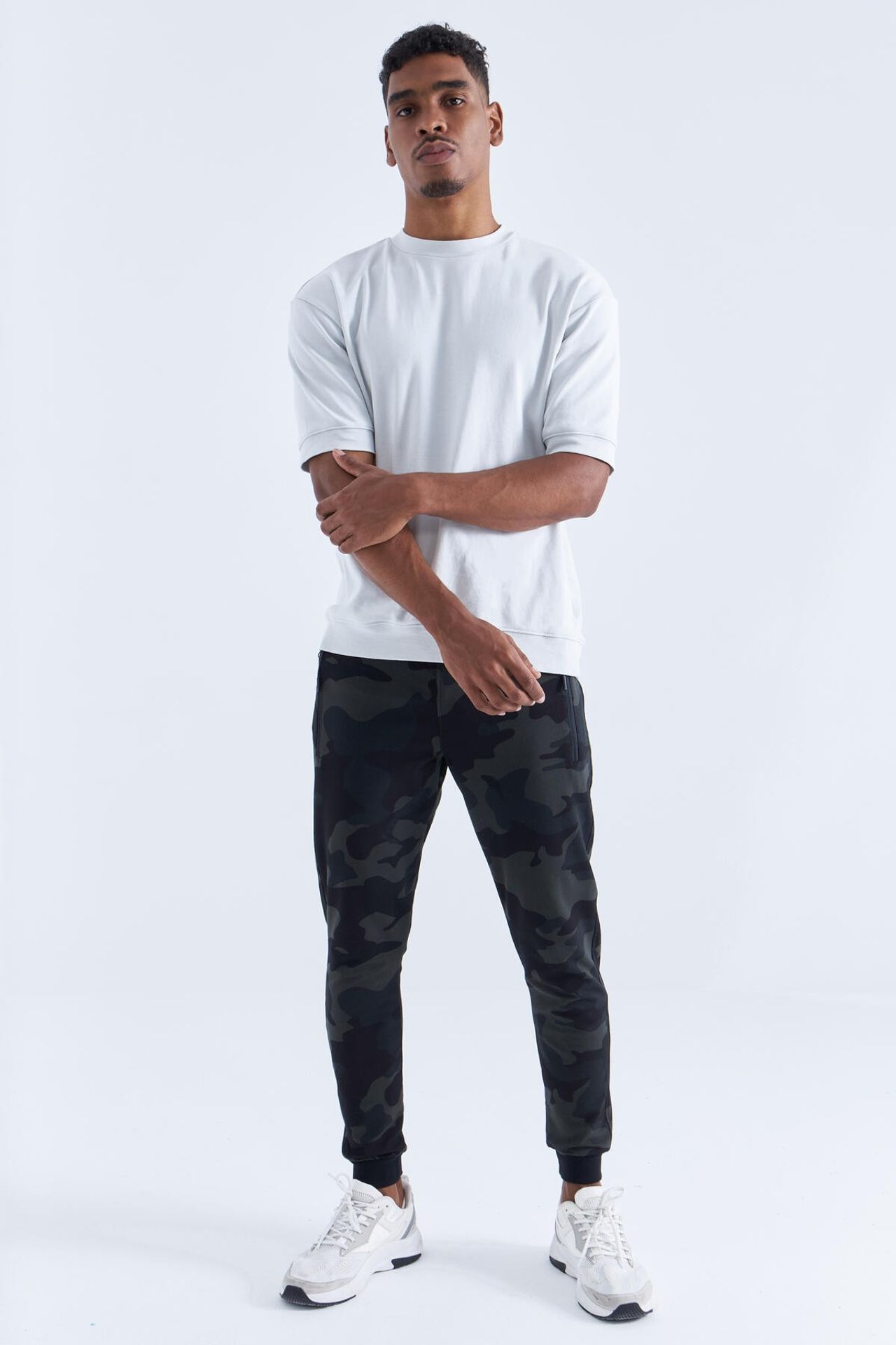 TOMMY Men's Camouflage Slim Fit Sweatpants 2