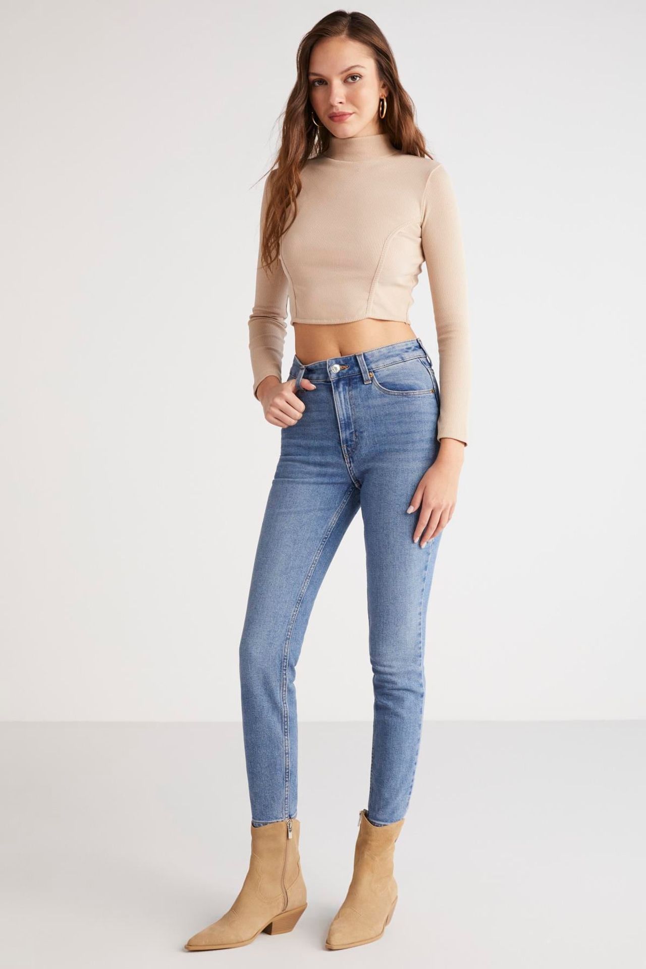 ETHIQUET Short Fitted Crop Top 2