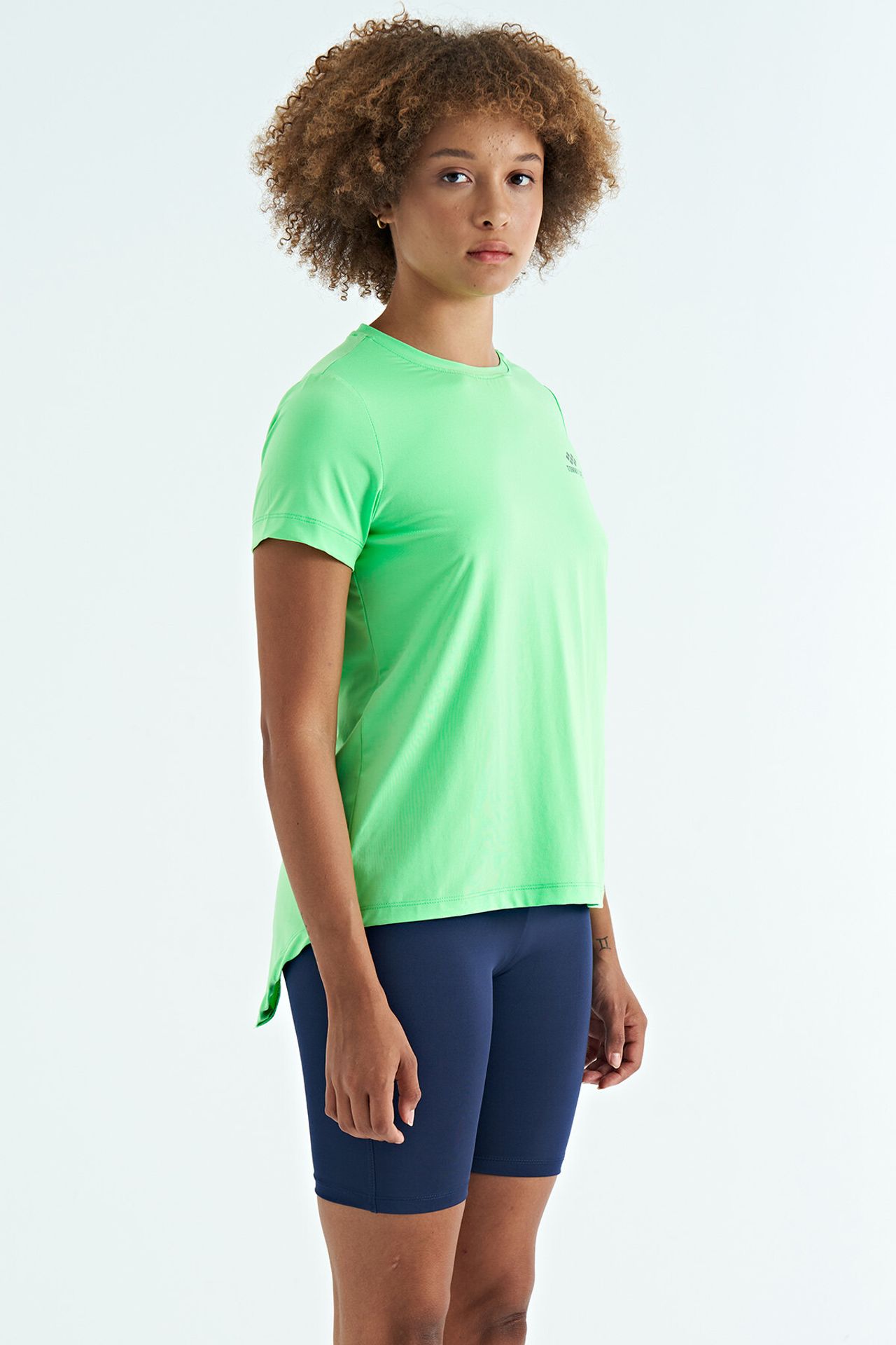 TOMMY Women's relaxed crew neck T-shirt with side slits 5