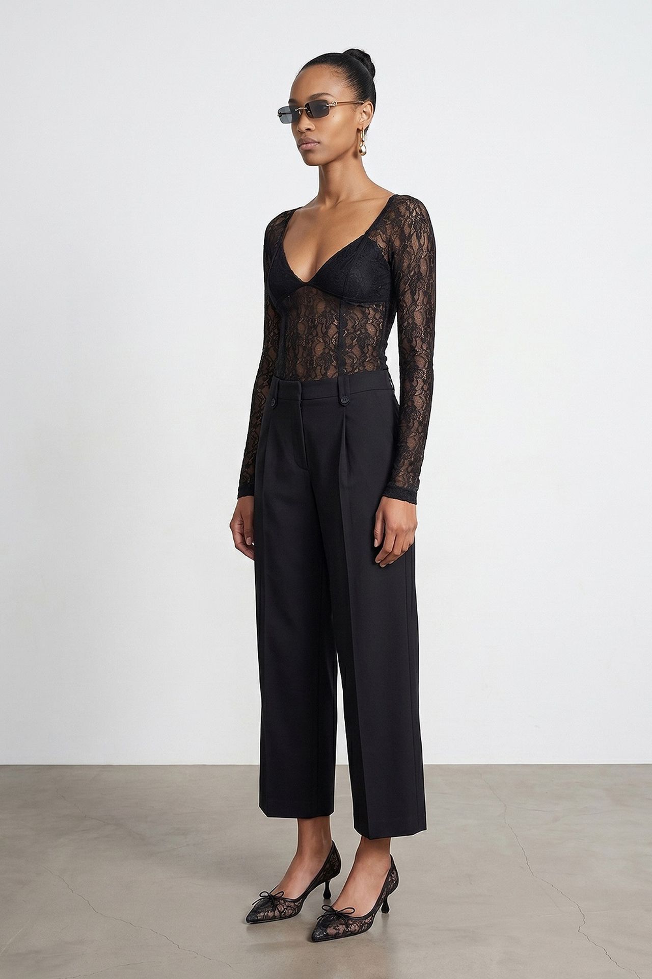 DILVIN Women’s Lace V-neck Long-sleeve Top 4