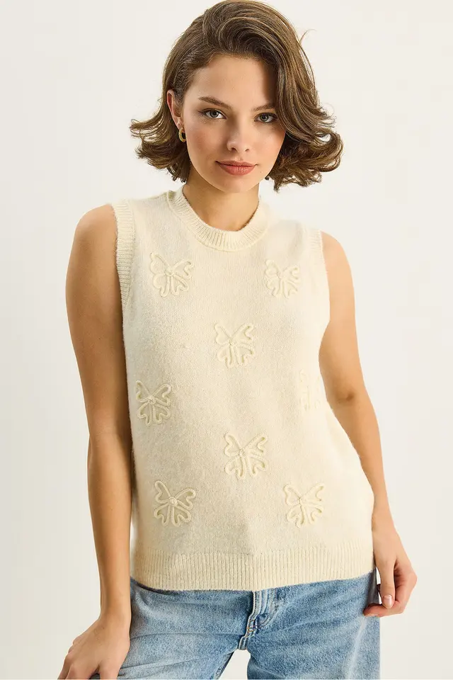LUCCI Knit Sweater Vest with Embroidery